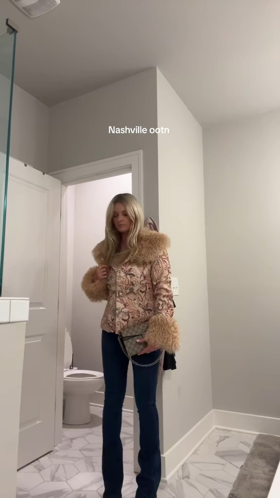 Let’s talk Nashville outfits! I have the comfiest jeans pair with the coziest jacket! Happy girls weekend. #ootd #style #influencersunder10k #fashionstyle #winterfashion #explore #effortlesschic #pinterestinspired #photoshoot #shop #travelblogger