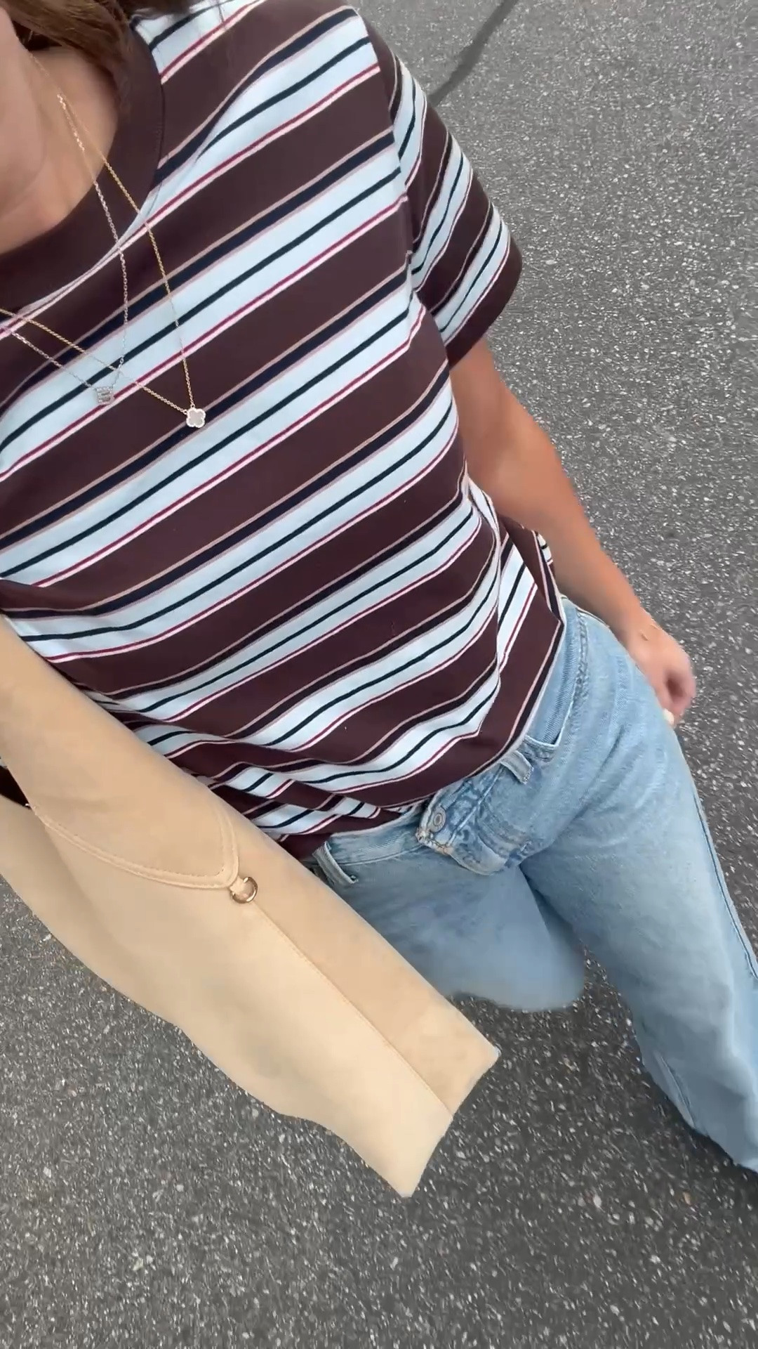 The most flattering cinch waist jeans! Paired with my favorite @aritzia tee (on sale now). Wearing a medium tee (sized up one) and size 25 denim (fit tts)