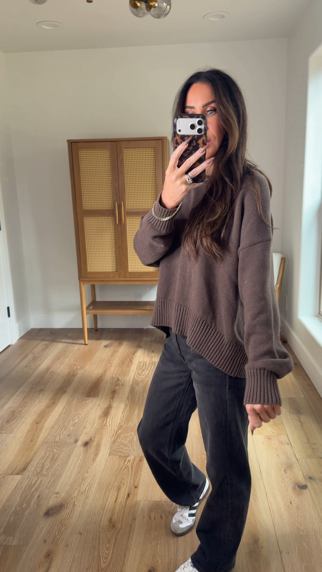 Ootd on this Cold rainy day.. pumpkin patch with the fam.. sz small in this sweater snd sz 25 regular in jeans, I’m 5’5” and the length is perfect with sneakers ￼