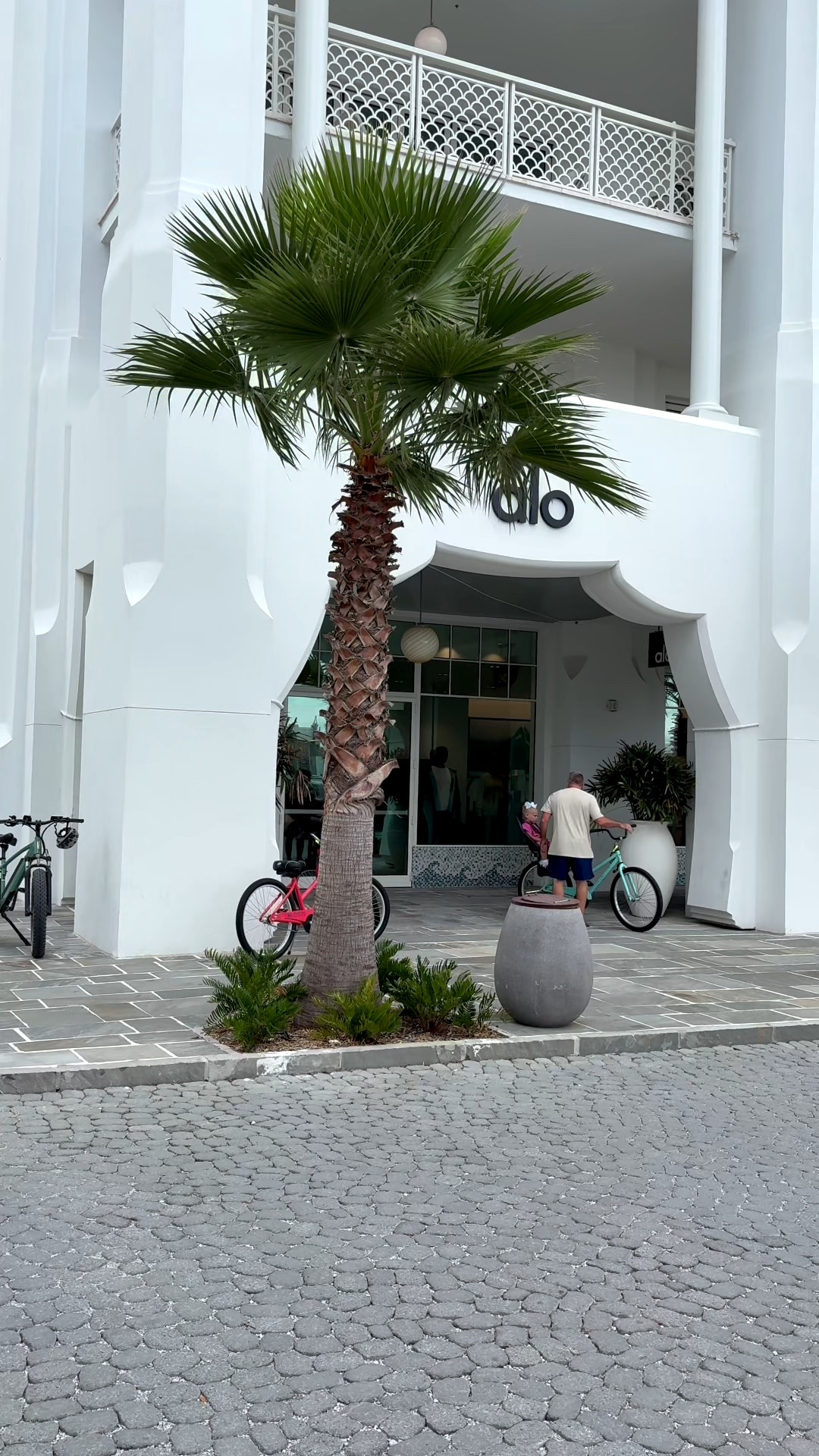 Shopping is always more fun with you’re doing it with one of the besties. 👯 
Of course great minds think alike 😜 
•
•
#alo #shopping 


#LTKMidsize #LTKStyleTip #LTKActive