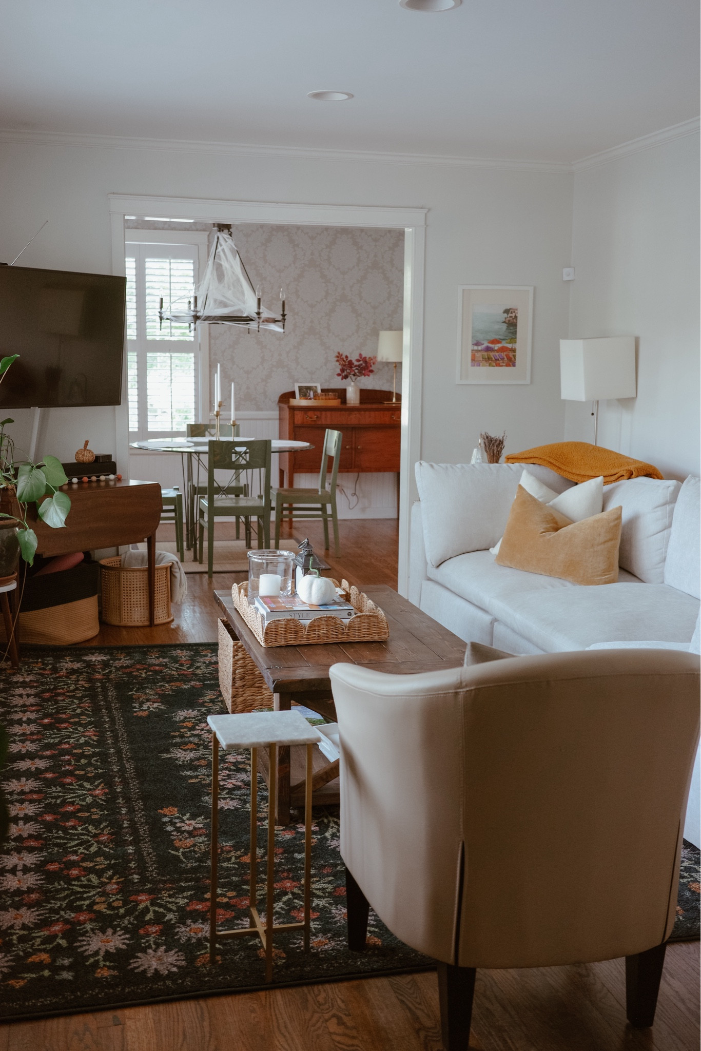 Our new living room rug for fall! 🍁 it’s so soft & cozy, and super affordable + on sale 🧡

#LTKSeasonal #LTKHome