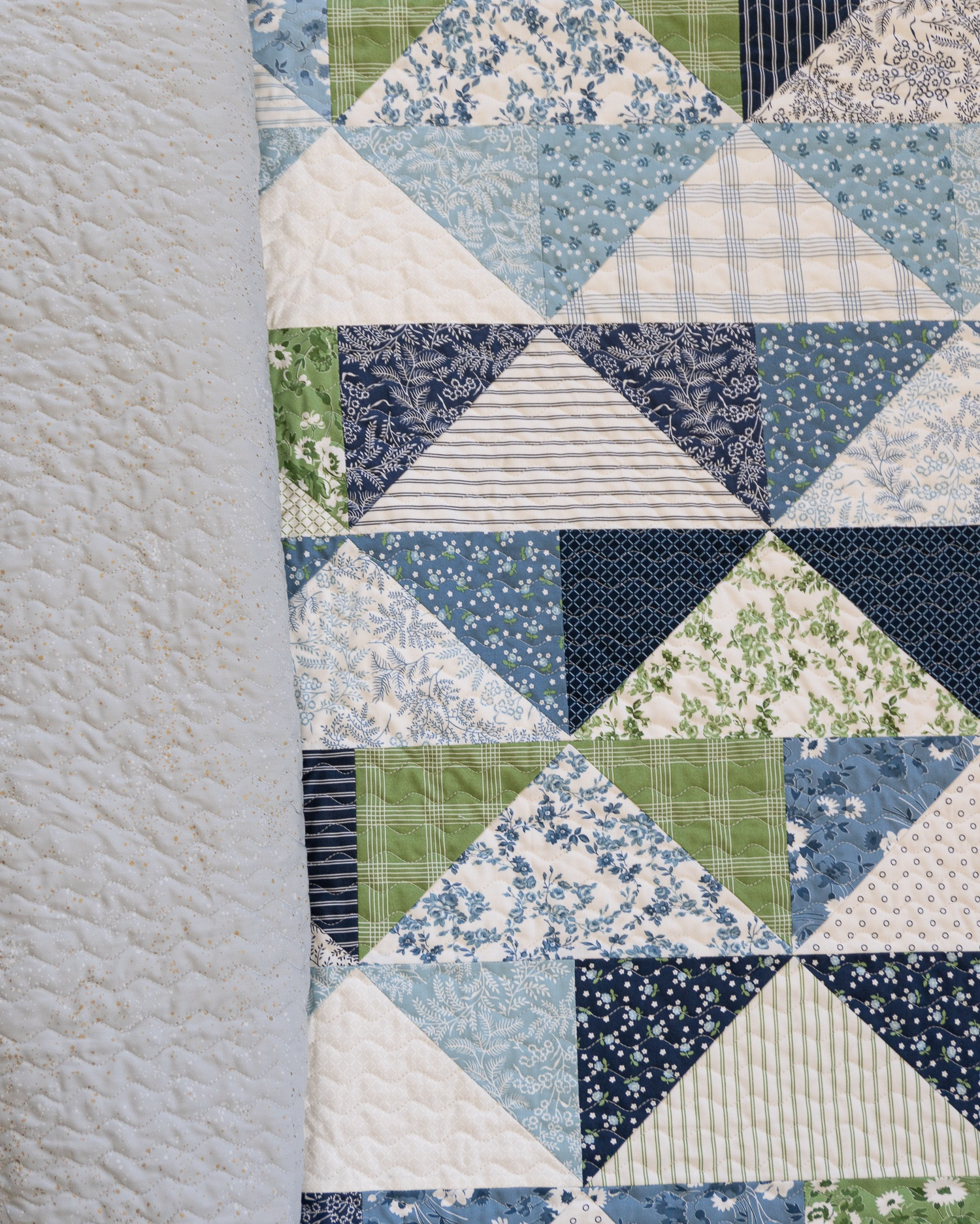 Wavy stitch quilting on my Janome MC6700p
Pattern is Patchwork Flying Geese in my shop: quiltyloveshop.com