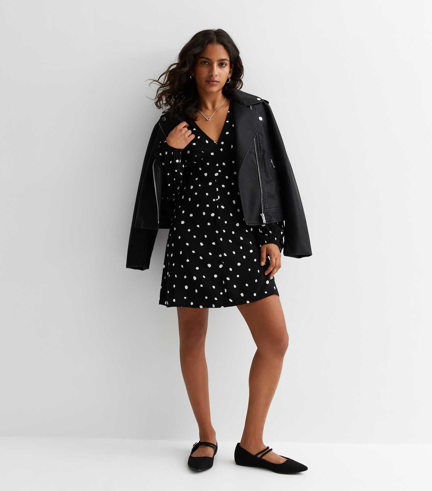 Petite Black Spot V Neck Mini Dress
						
						Add to Saved Items
						Remove from Saved Items | New Look (UK)