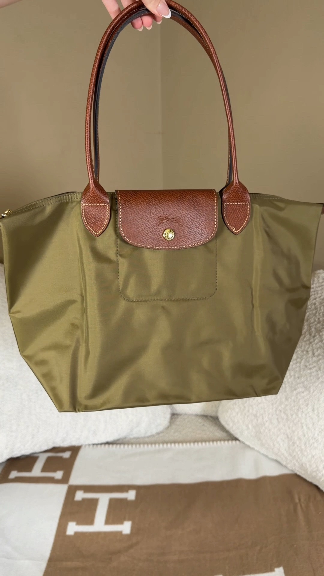 I’m calling it, this is the it bag for fall 😍 Comment SHOP & I’ll dm you the link 💚

Longchamp just came out with their new fall colors for the Longchamp Le Pliage totes and they are stunning! I got the olive green medium shoulder bag and I know I will be carrying her in repeat!

I love the olive green with the brown leather and gold hardware 😍 all of my favorite features in a bag ♥️

Longchamp Le Pliage