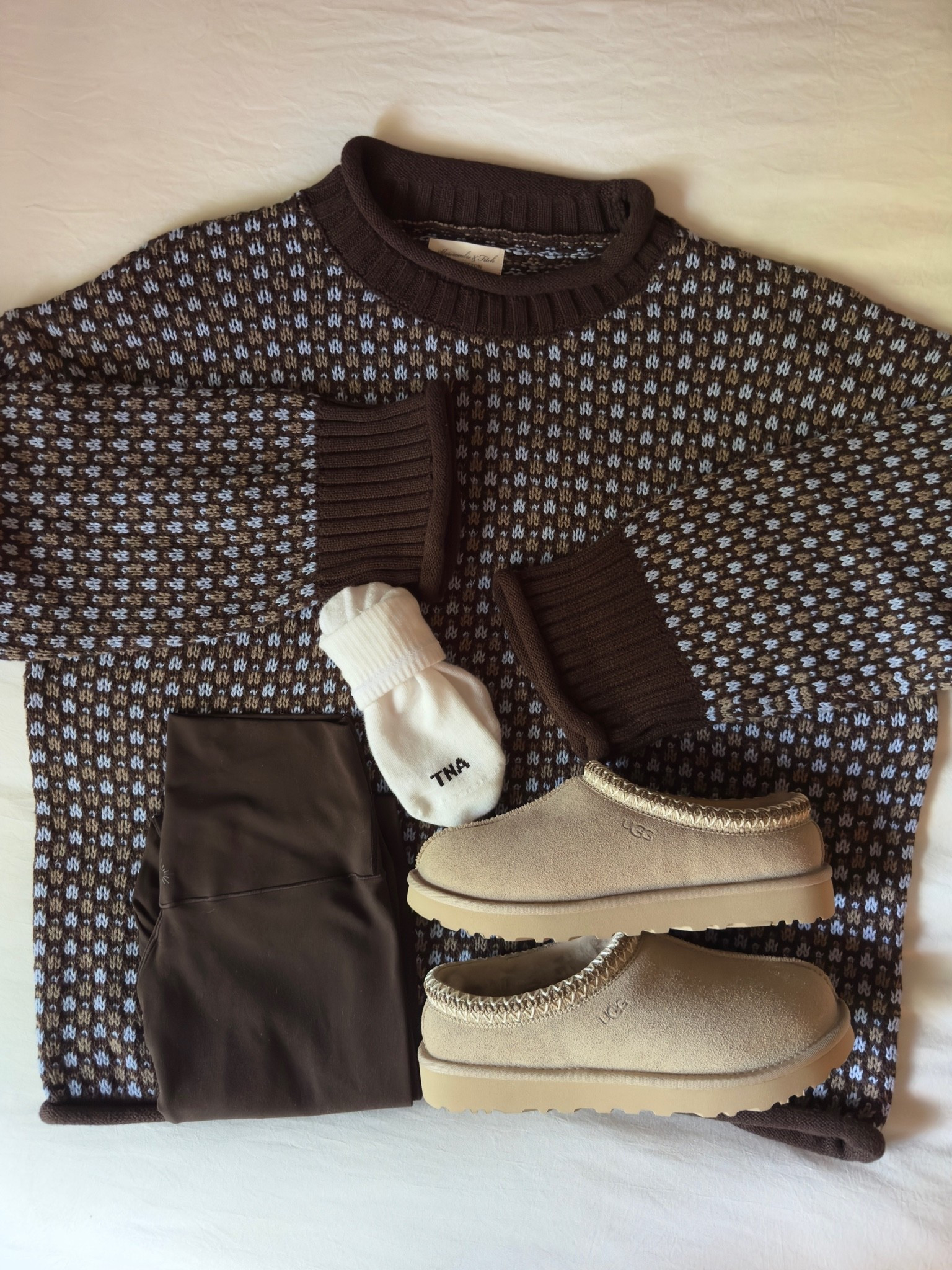 Rollneck sweater cozy outfit 🤎

#abercrombie #comfy #fallaesthetic #fallfashion #outfitinspo #outfitideas #brown #uggs #leggings