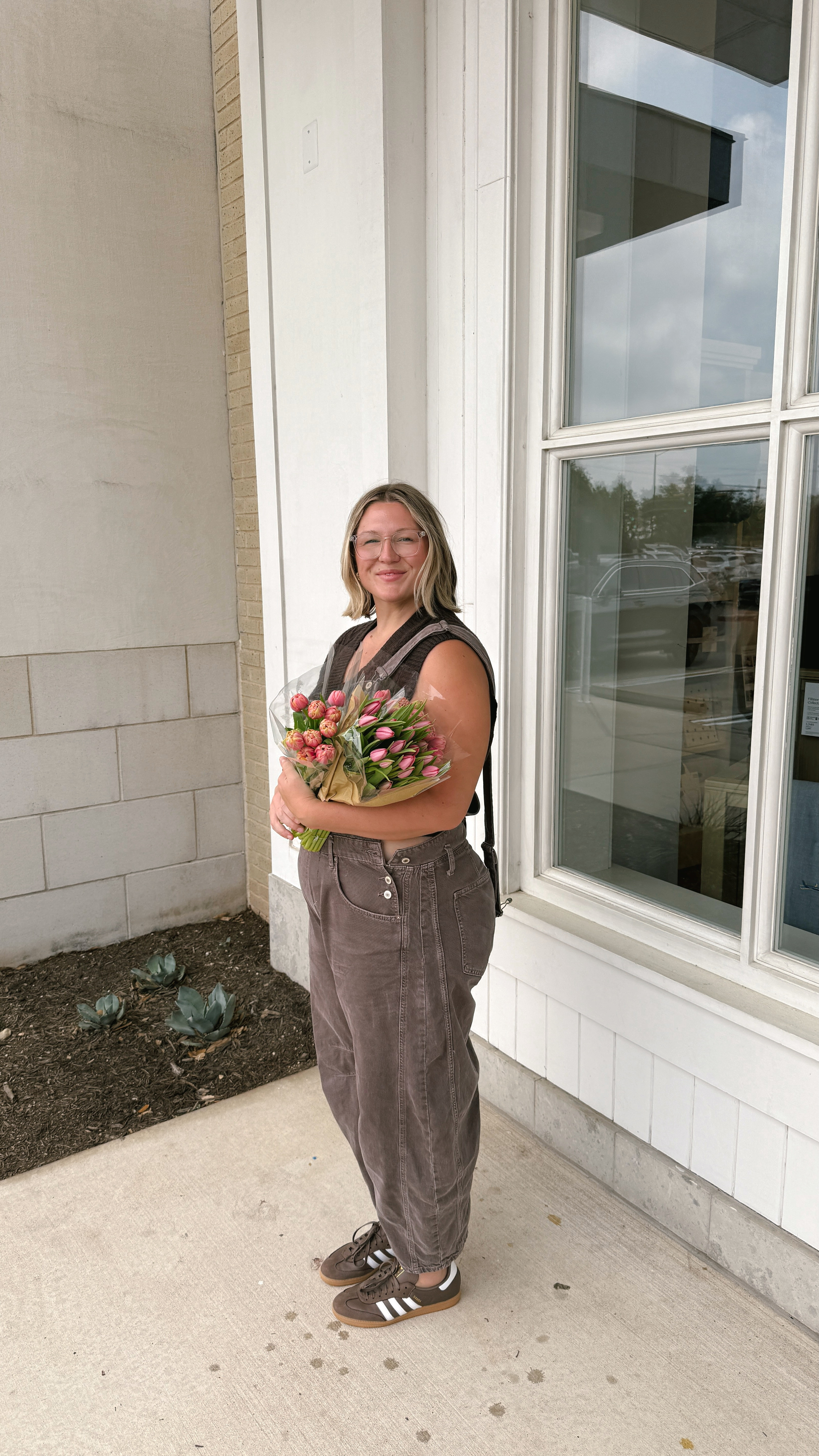 🌸 Flowers for spring!! Wearing my favorite brown overalls 🫶🏻

#LTKSeasonal #LTKMidsize #LTKPlusSize