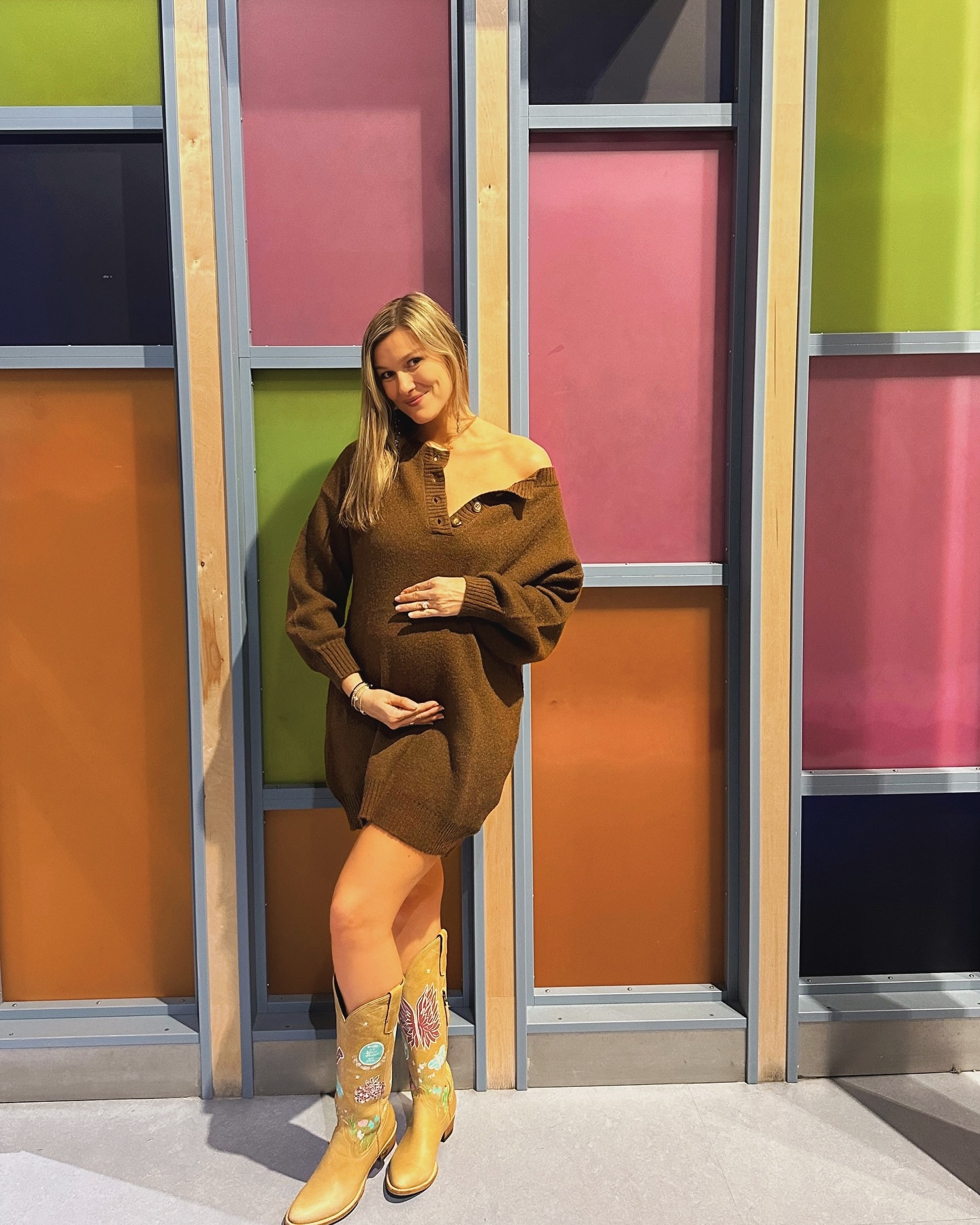 Girls night out! 🎀🧬💗🧪🌆
•
•
Outfit: @pinkblushmaternity 
Discount code: MEGHAN15 
Boots: @lane.official ft. 🎨 by @chloenache 
•
•
#louisville #kentucky #downtown #lou #girlsnight #science #nightout #girls #outfitoftheday #boots