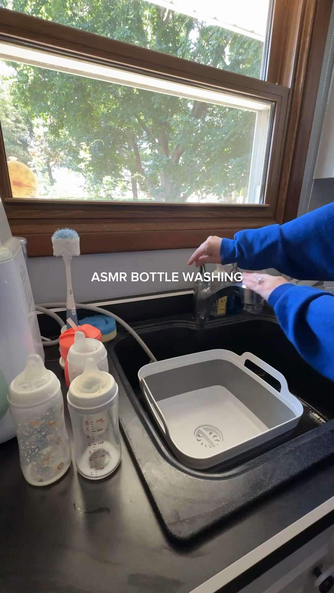 asmr bottle washing!! use code JULIE10BW for a discount on the Momcozy bottle washer! #momcozy #momcozybottlewasher #momcozyteamparents #bottlewashing #momreset