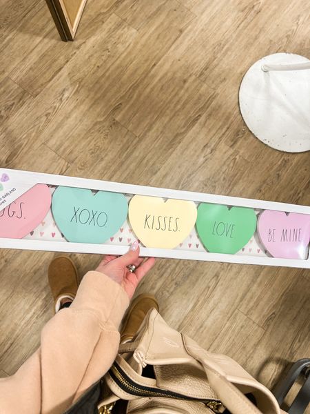Conversation heart garland! Love these adorable valentines decorations! 