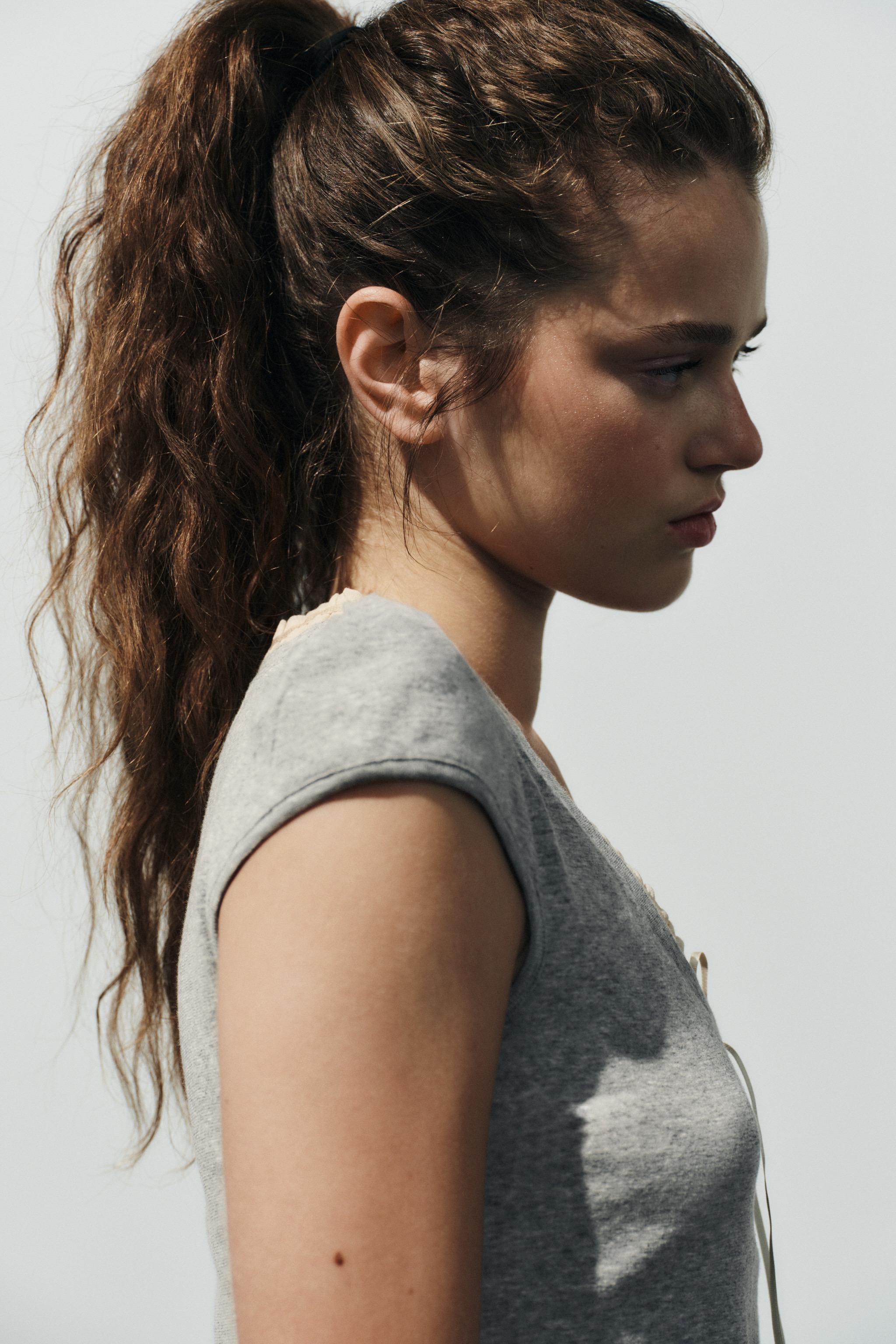CONTRAST V-NECK T-SHIRT | Zara UK
