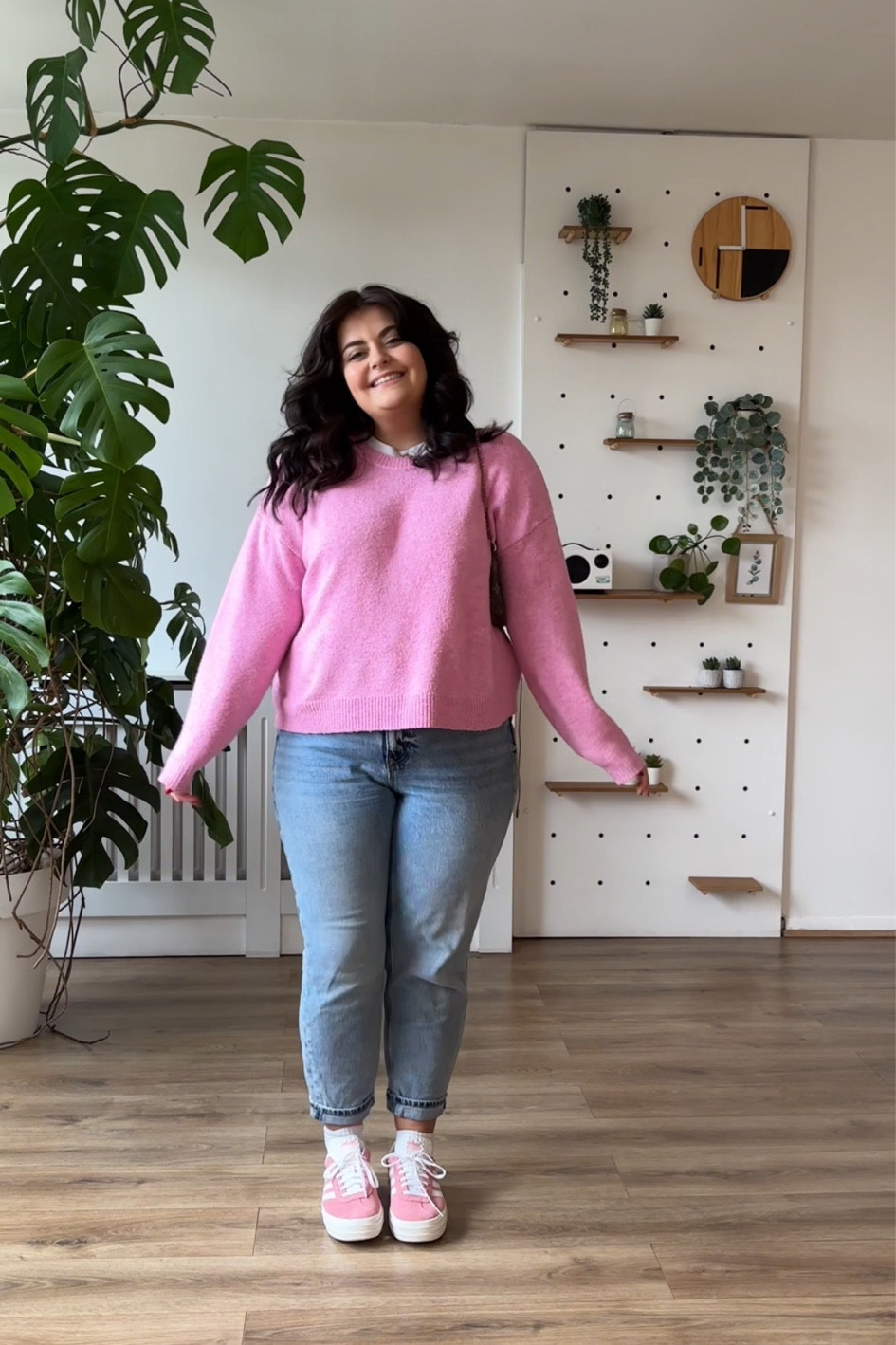 Casual pink jumper blue jeans outfit 

#LTKeurope #LTKmidsize #LTKplussize