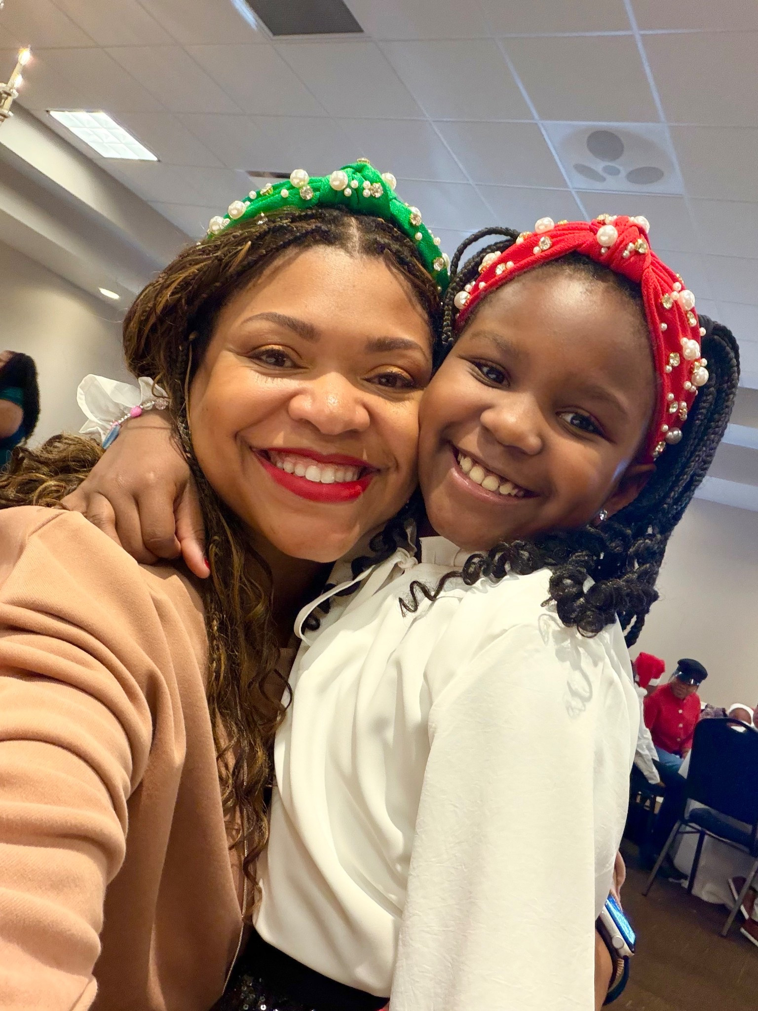 Twinning! Loving our festive headbands ❤️💚.
