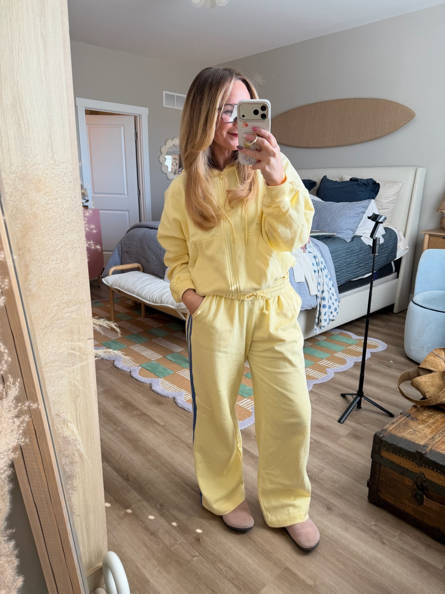 Sunshine, but make it comfy ☀️💛

This Old Navy set is the definition of “looks put together, feels like pajamas.” The zip hoodie is the perfect cropped length (not too short 🙌) and the wide leg pants are flowy, flattering, and insanely soft.

I love this for school drop off, travel days, or those cozy-but-cute Saturdays when you still want to look styled. Throw on a neutral sneaker or slipper and you’re done.
