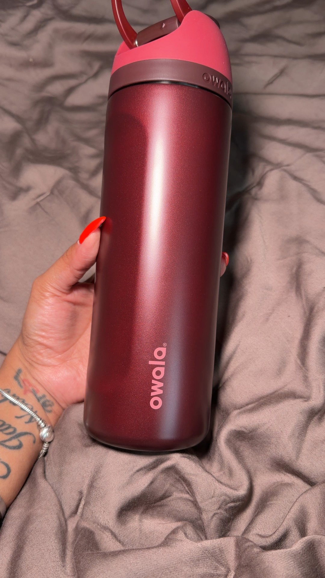 If you’re trying to drink more water, this is your sign 💧🤍 Obsessed with this Owala — easy to carry, no spills, and the color is everything. Linked on LTK ✨
#LTKFinds #HydrationRoutine #EverydayEssentials #OwalaBottle #SoftLife #blackcherry

#LTKFindsUnder50 #LTKdayinmylife #LTKGiftGuide