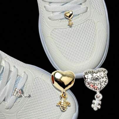 2 pezzi di decorazioni per scarpe (con pendenti a forma di cuori d'oro a forma di piccole api o con motivi a puzzle a forma di cuori d'argento). Sono | SHEIN