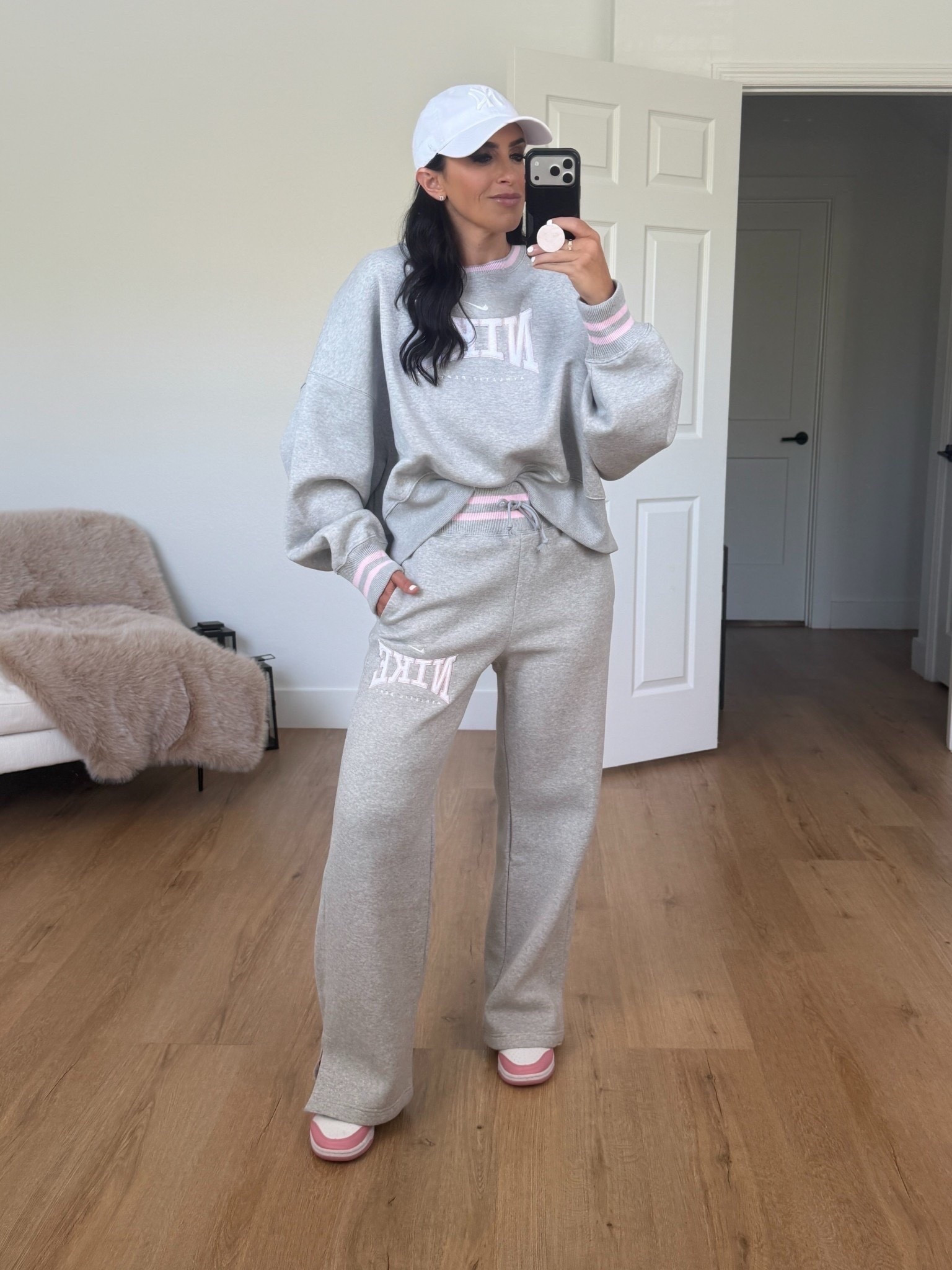 Nike sportswear phoenix fleece women’s high waisted wide leg pants  light smoke gray heather white wearing size small

Nike sportswear phoenix fleece women’s oversized crew neck sweatshirt wearing size medium 