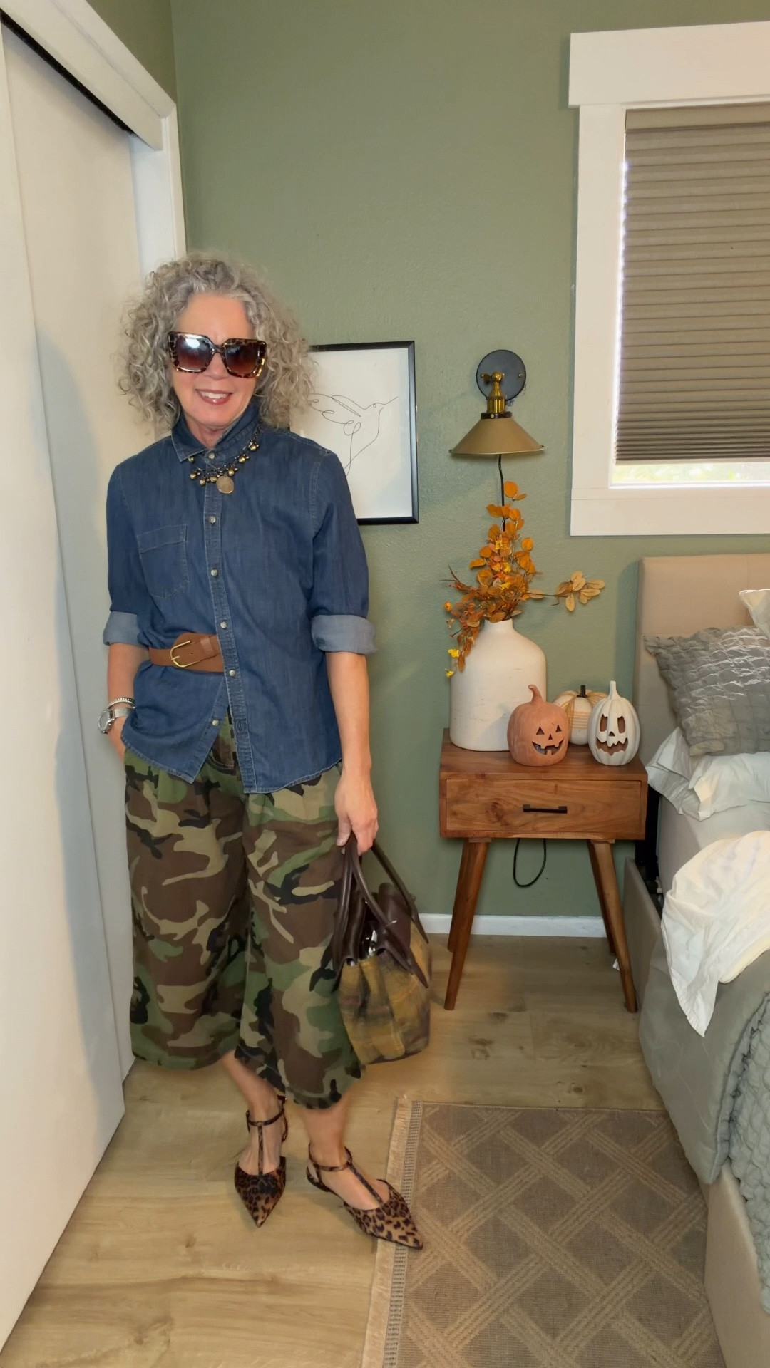 @Target track pants small
@hm sweatshirt small
@oldnavy medium denim shirt
Shoes are older I linked a couple options
@amazon camo jorts small