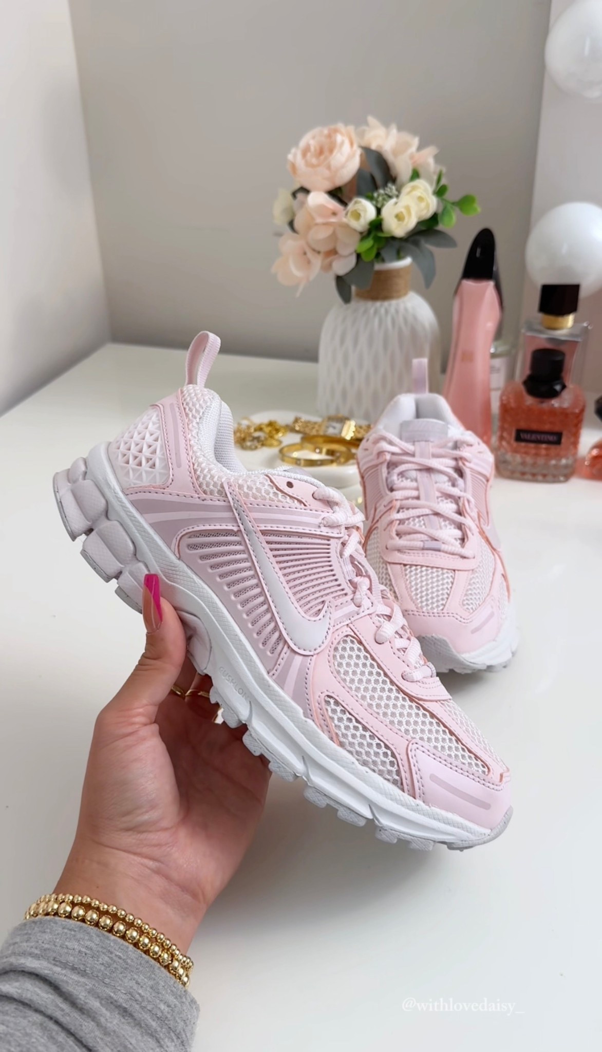 The perfect shade of pink 💗 Nike vomero 5.
Click post below for direct link ✨