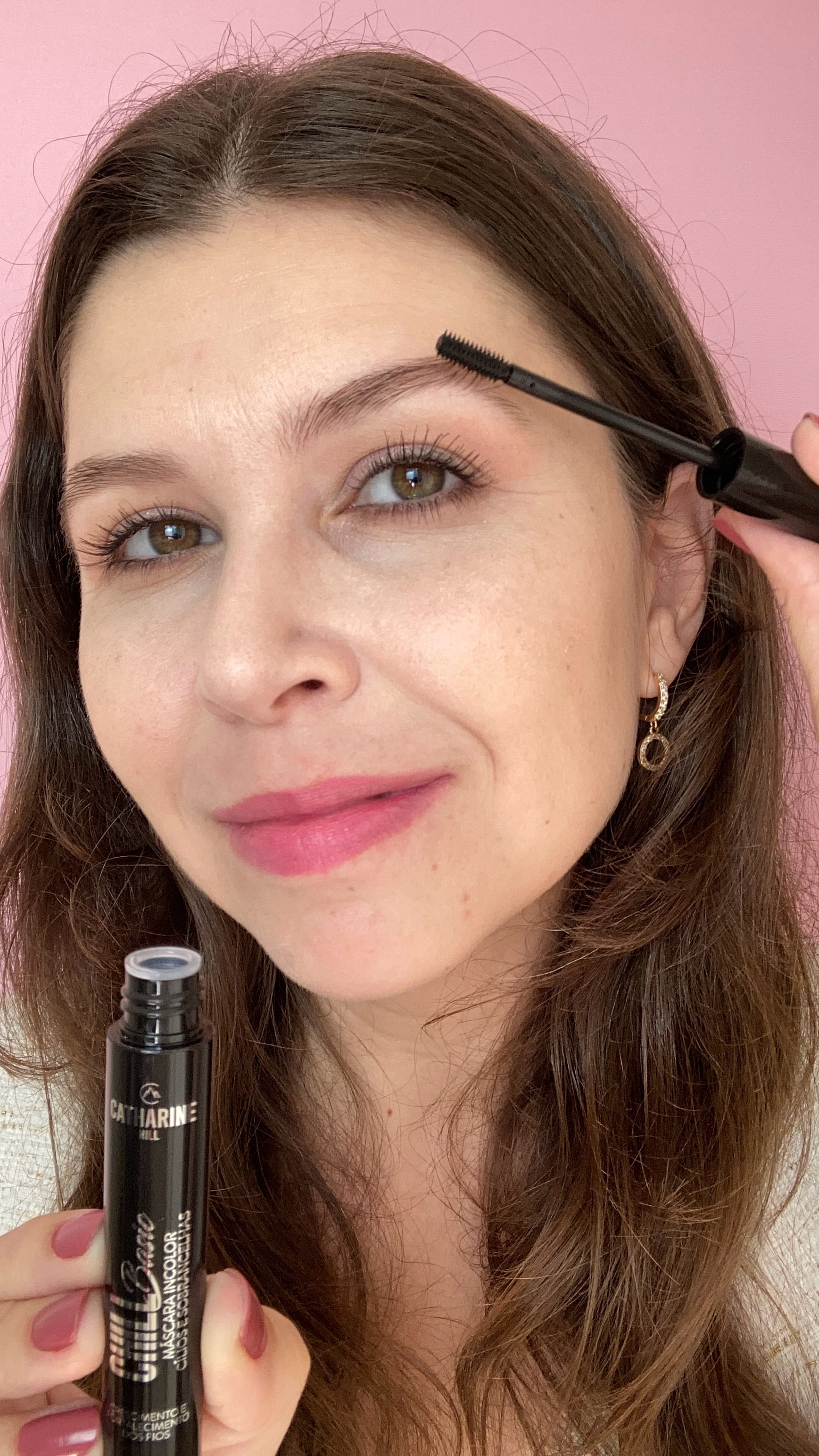 Já conhecem a Chill Basic da Catharine Hill?  

Ela é uma máscara incolor para cílios e sobrancelhas que ajuda no crescimento e fortalecimento dos fios! Tenho usado muito no dia a dia para definir e deixar os fios das minhas sobrancelhas no lugar! Fica um acabamento bem natural e não tem uma fixação forte. 

Além disso, a Chill Basic tem em sua fórmula ativos como, D-Panthenol, Proteína de Trigo e Vitamina E, que além de ajudarem estimulando o crescimento dos fios, também hidratam e proporcional brilho.✨ 

E você? Já usou essa máscara? 


#catharinehill #máscaracatharinehill 

#LTKbeleza #LTKbrasil