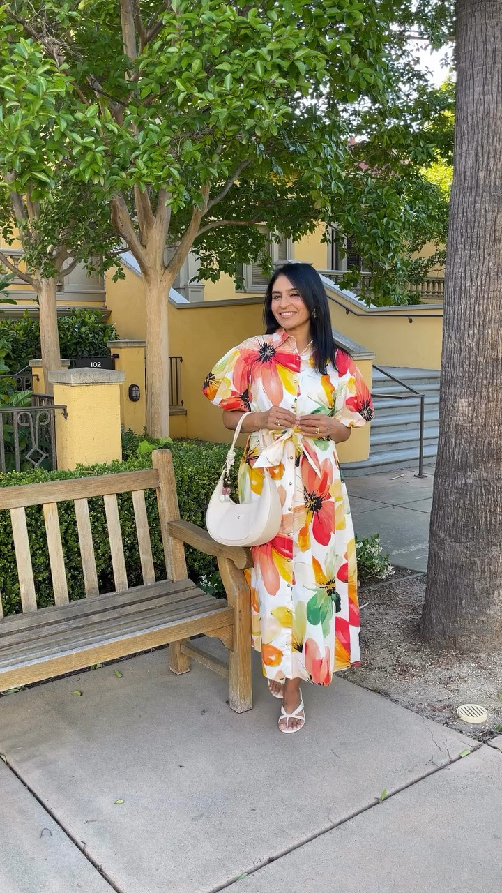 Give me a floral dress any day of the year and I’ll be a happy camper!! 💕💕💕💐🌷Happy Monday minus the work day woes!! 
.
.
,
#springfashion #springoutfits #outfitideas