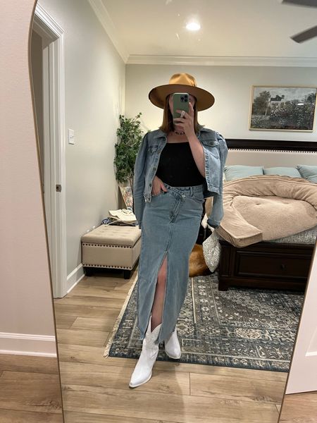 Denim skirt / denim maxi skirt / denim jacket / country concert 

Wearing a small! I recommend going down a size so it doesn’t look frumpy. I’m typically a medium. 