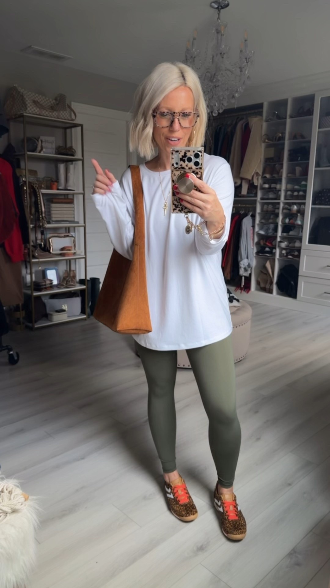 A tee everyone needs in their closet!!! Long sleeved white tee that is great by itself but perfect for layering too!!
⬇️⬇️⬇️
Tee medium
Leggings small
Shoes TTS

#LTKSeasonal #LTKSaleAlert #LTKfitnessgoals