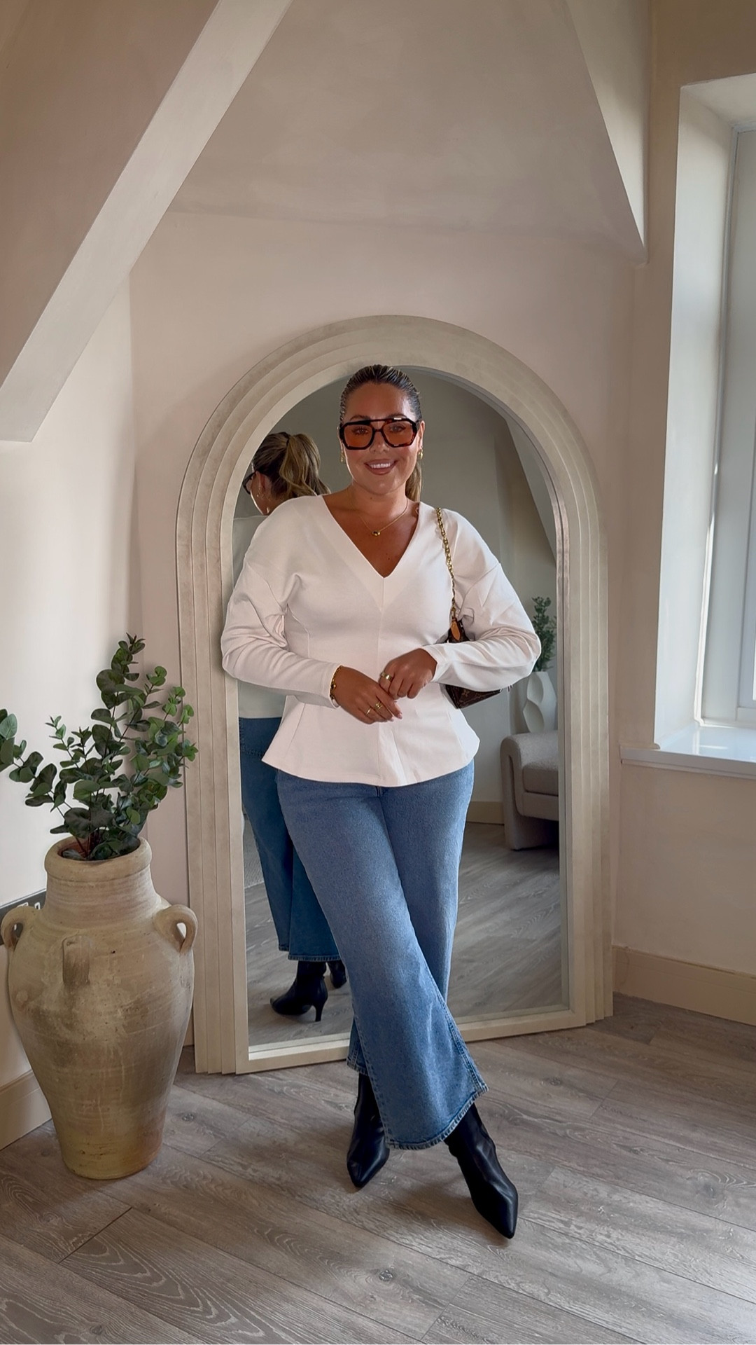 Jean & a nice top = a simple outfit 😍👏

I AM BACK & so are peplums 💃🏻💃🏻💃🏻  this outfit is so flattering, like look at my waist & my curvs! Simple, stunning & comfy 👏  I’m only dressing for my shape from now on & this is definitely my style. Hides a bloated belly too! 👌

Wearing size medium in top & 12 in jeans 👌

#LTKautumn #LTKdatenight #LTKuk