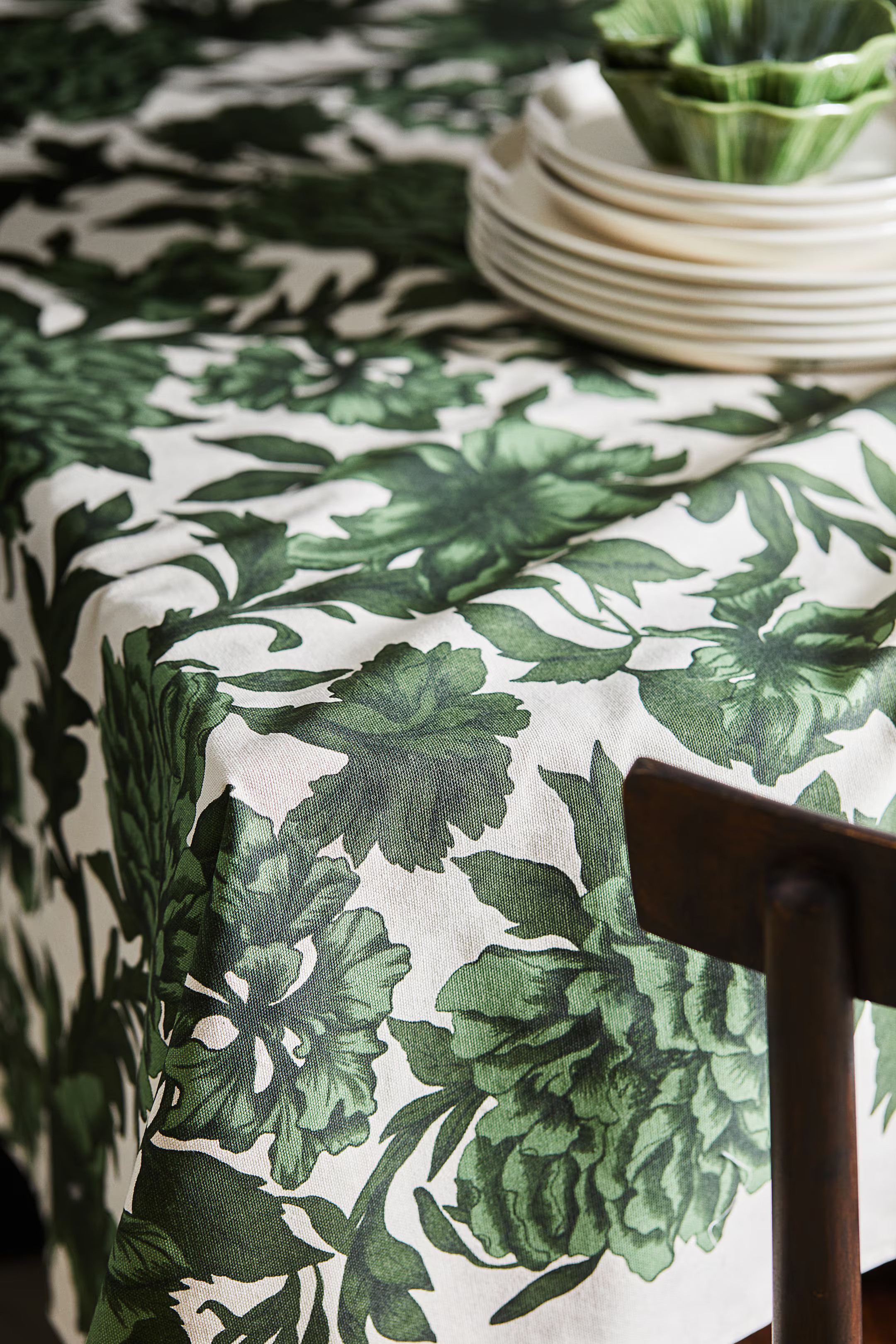 Water-repellent tablecloth - Green/Floral - Home All | H&M GB | H&M (UK, MY, IN, SG, PH, TW, HK)