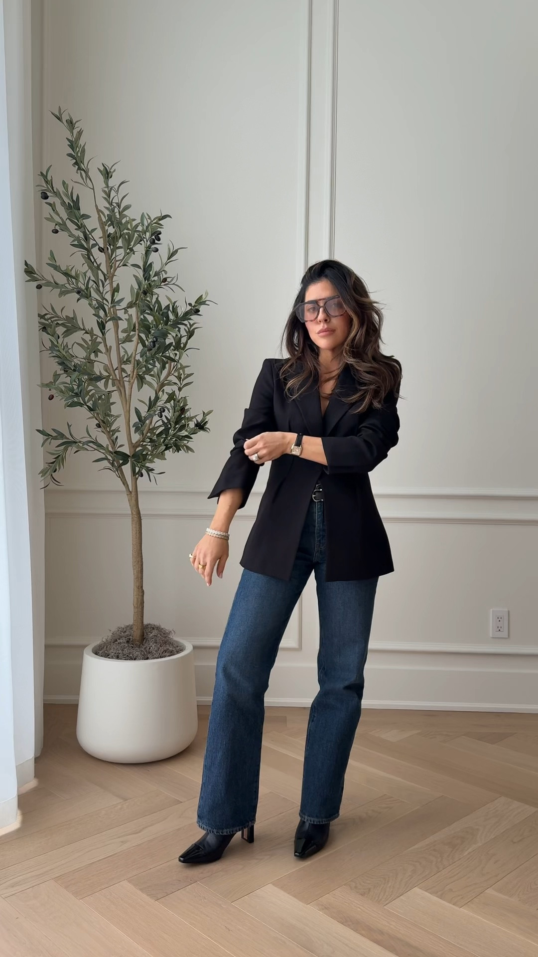 Great outfit idea for a dinner that’s casual but trendy and fun 
Jeans are a size 25 
Blazer is XS 