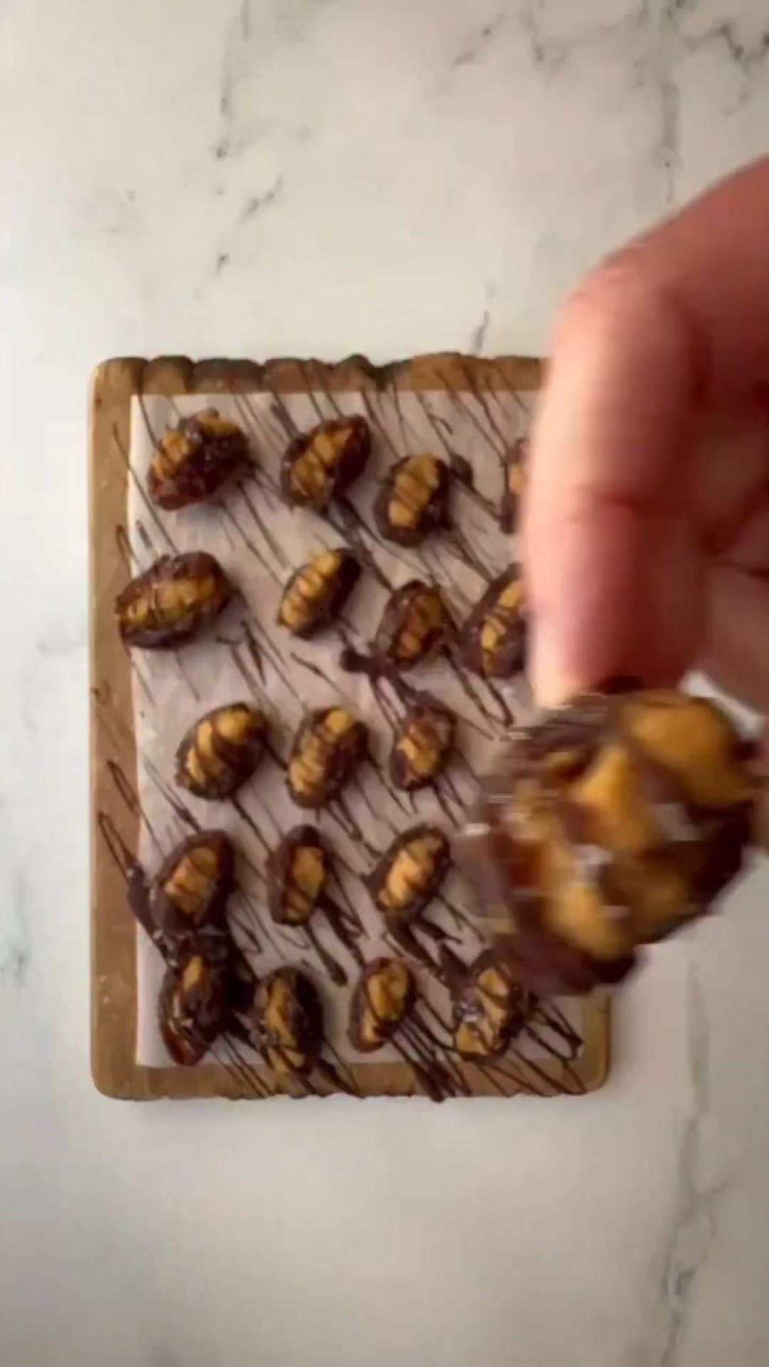 Vegan Cookie Dough Stuffed Dates! These no-bake, freezer-friendly bites are vegan, gluten free, and made with a sneaky chickpea cookie dough you’d never guess! For this month’s Sweet Treats for Your Sweet Tooth series with Elizabeth, we’re kicking off the new year with a healthy-ish treat that still feels indulgent. Save for snacking, gifting, or straight-from-the-freezer cravings. Comment “recipe” and I’ll send the link straight to your inbox!
.
.
.
.
#vegandessert #nobakerecipes #stuffeddates #cookiedoughlover #freezerfriendly glutenfreevegan plantbaseddessert medjooldates sweettooth dairyfree