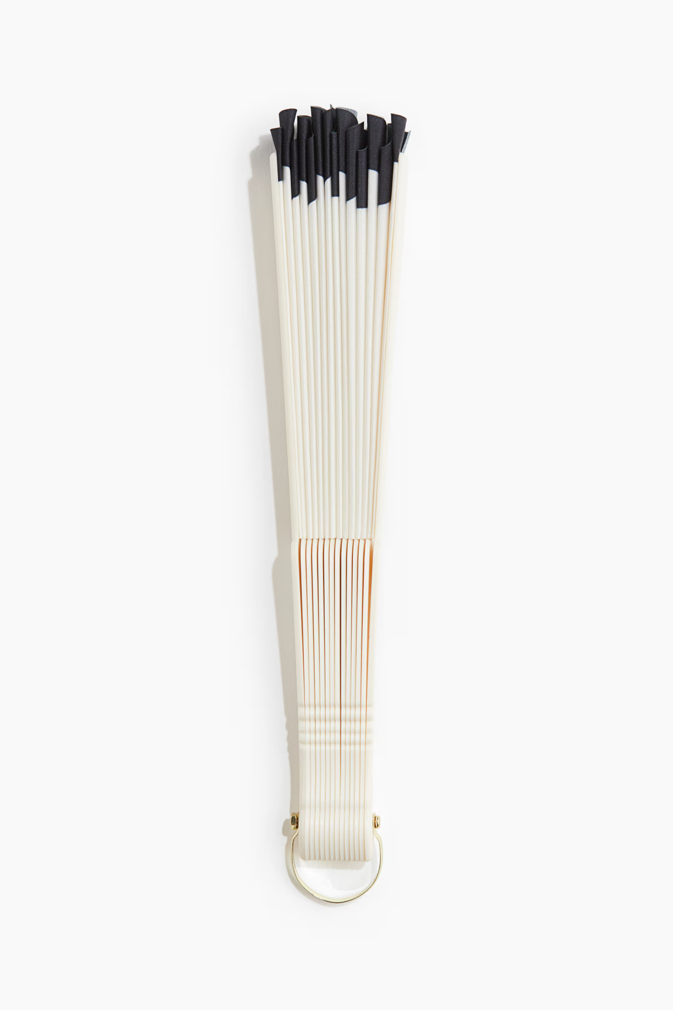 Scalloped-edge fan | H&M (UK, MY, IN, SG, PH, TW, HK)