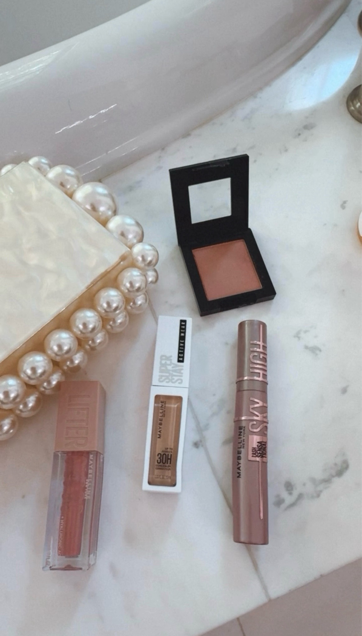 Getting ready using these amazing products from Maybelline! Everything is very easy to apply and they are so affordable✨
I am obsessed with the mascara, it gives a lot of volume to the lashes, and the gloss gives a perfect plump to the lips.



#LTKbeauty #LTKU