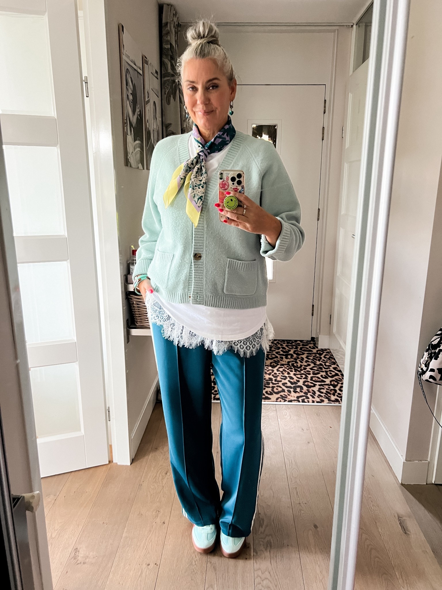 OOTD - Vrijdag. Petrol blauwe broek (Shoeby, xl) met daarover een kanten rokje en daarover een wit heren T-shirt en een turquoise vest. Turquoise Puma sneakers en een heel oud sjaaltje van H&M. 



#LTKstyletip #LTKeurope #LTKnederlands