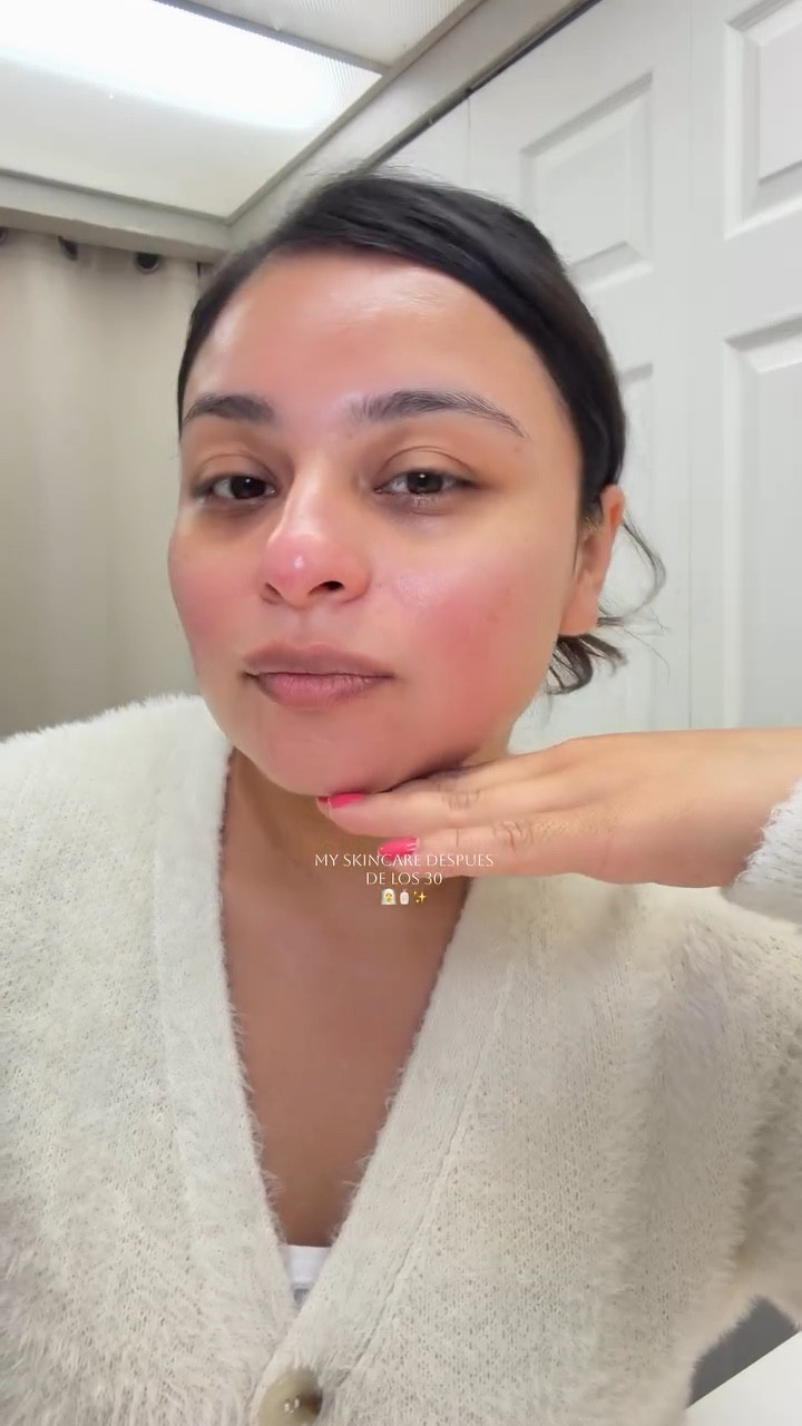 Después de los 30 mi piel ya no perdona 😭

antes usaba de todo y no pasaba nada…
ahora solo necesito:
💫 Toner
🌿 hidratación 
✨ retinol (de noche)
☀️ bloqueador todos los días (sí, todos)

#skincareover30 #beautyofjoseon #rutinafacial #retinol #skincareroutine

#LTKselfcare #LTKBeauty #LTKgrwm