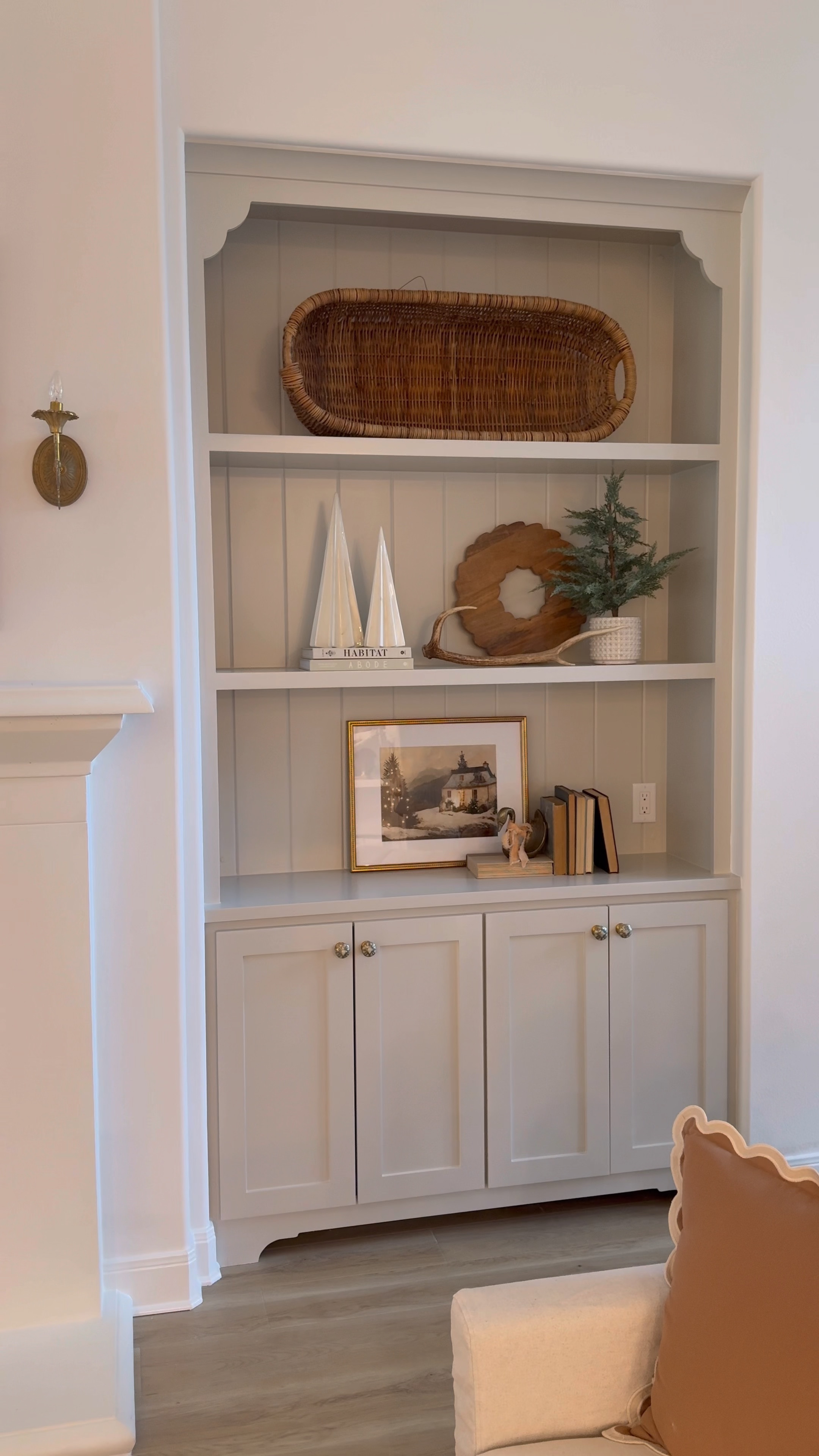 I actually cannot believe this is our living room 🥹🥹🥹🥹🥹🥹🥹 grateful beyond words. We have already spend endless hours in here since the amazing @patriothomestx finished it for us!!! Just love every detail and the fact that it’s cold outside right now is the icing on the cake!! Thank you so much @woodlandsstylehouse for recommending Patriot Homes to us! Comment SHOP for all links seen here! 🥰