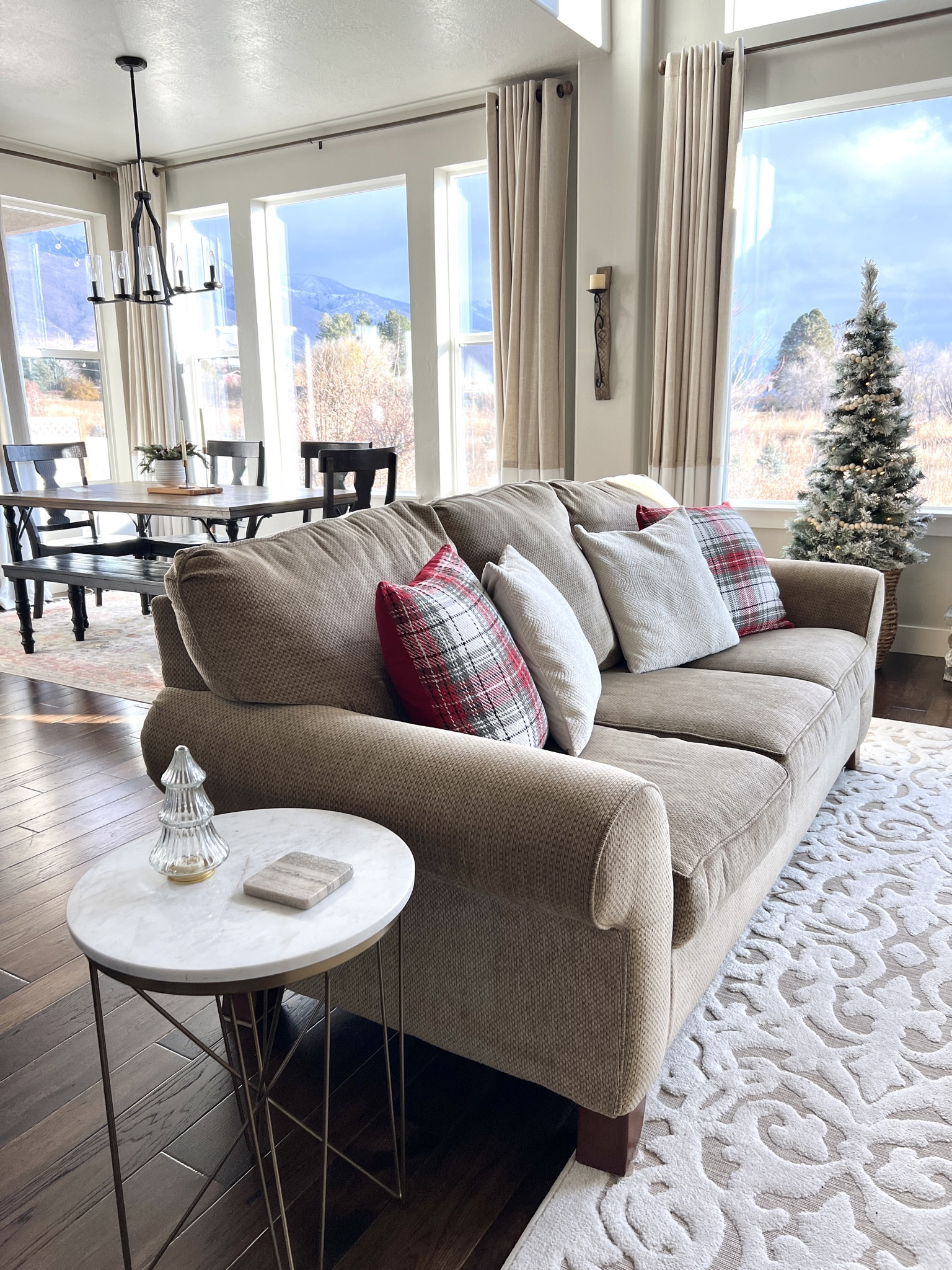 Shop my family room with a sprinkle of Christmas! Mostly from Amazon and Target. 🌲

Christmas pillows | brass side table | white rug 


#LTKCyberWeek #LTKhome #LTKHoliday
