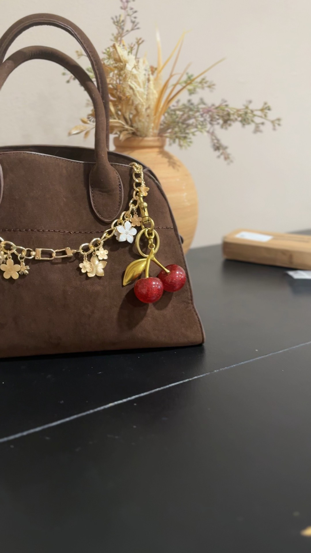 Porque los detalles sí importan 🍒✨

 La cartera más viral del otoño 🍂

Comenta “link” y te envío por DM dónde conseguir los accesorios 💌

Todos son de @amazonfashion @amazon 