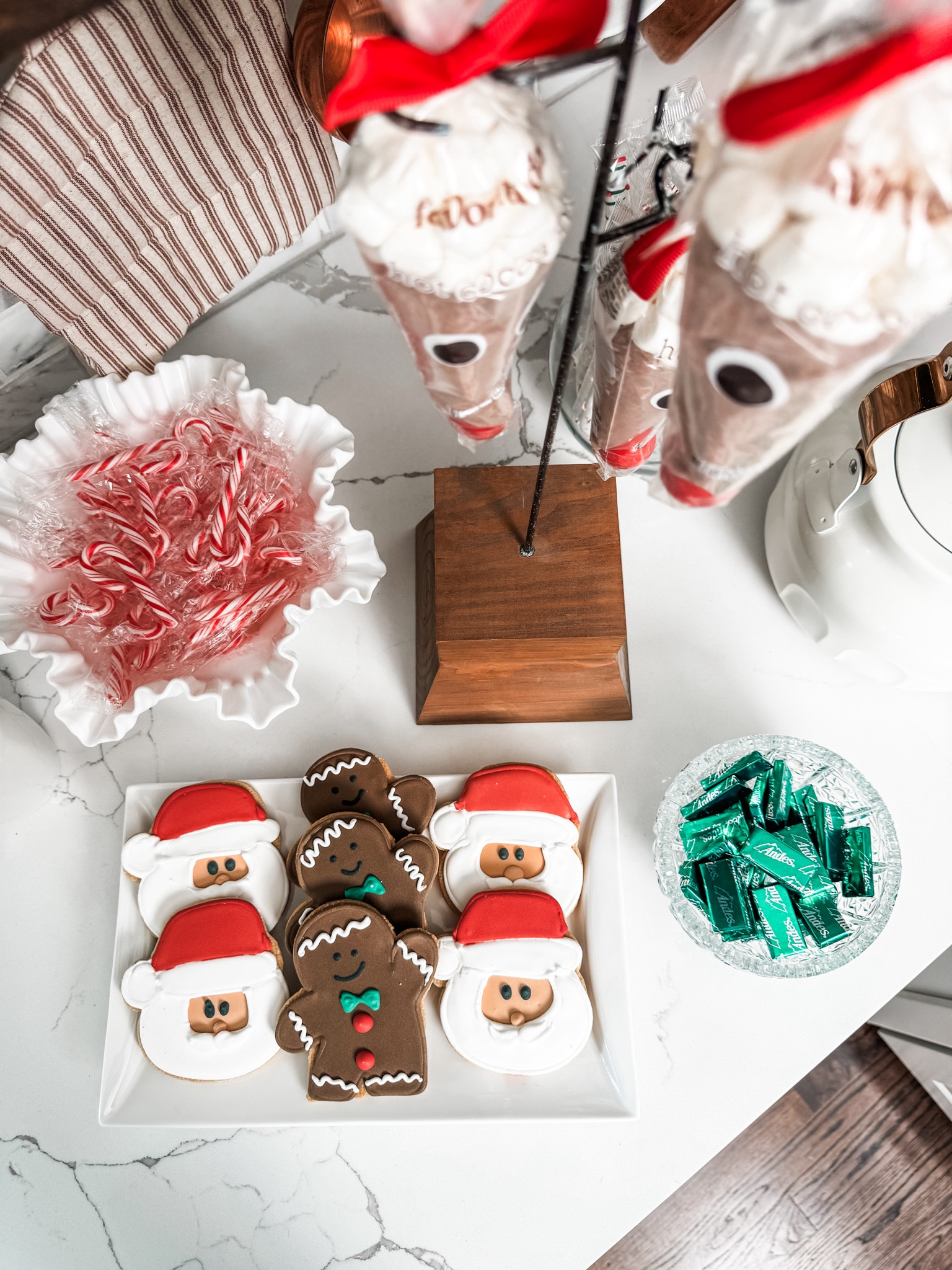 Sneak peak of a fun hot chocolate bar I’ll be sharing more of soon! ☕️🎅🏻🍪

#hotchocolate #santacookies #gingerbread #hotchocolatebar 

#LTKHoliday #LTKFamily #LTKSeasonal