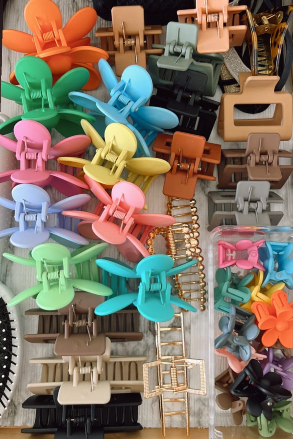 Hair clips
Hair accessories 

#LTKbeauty #LTKstyletip #LTKsalealert