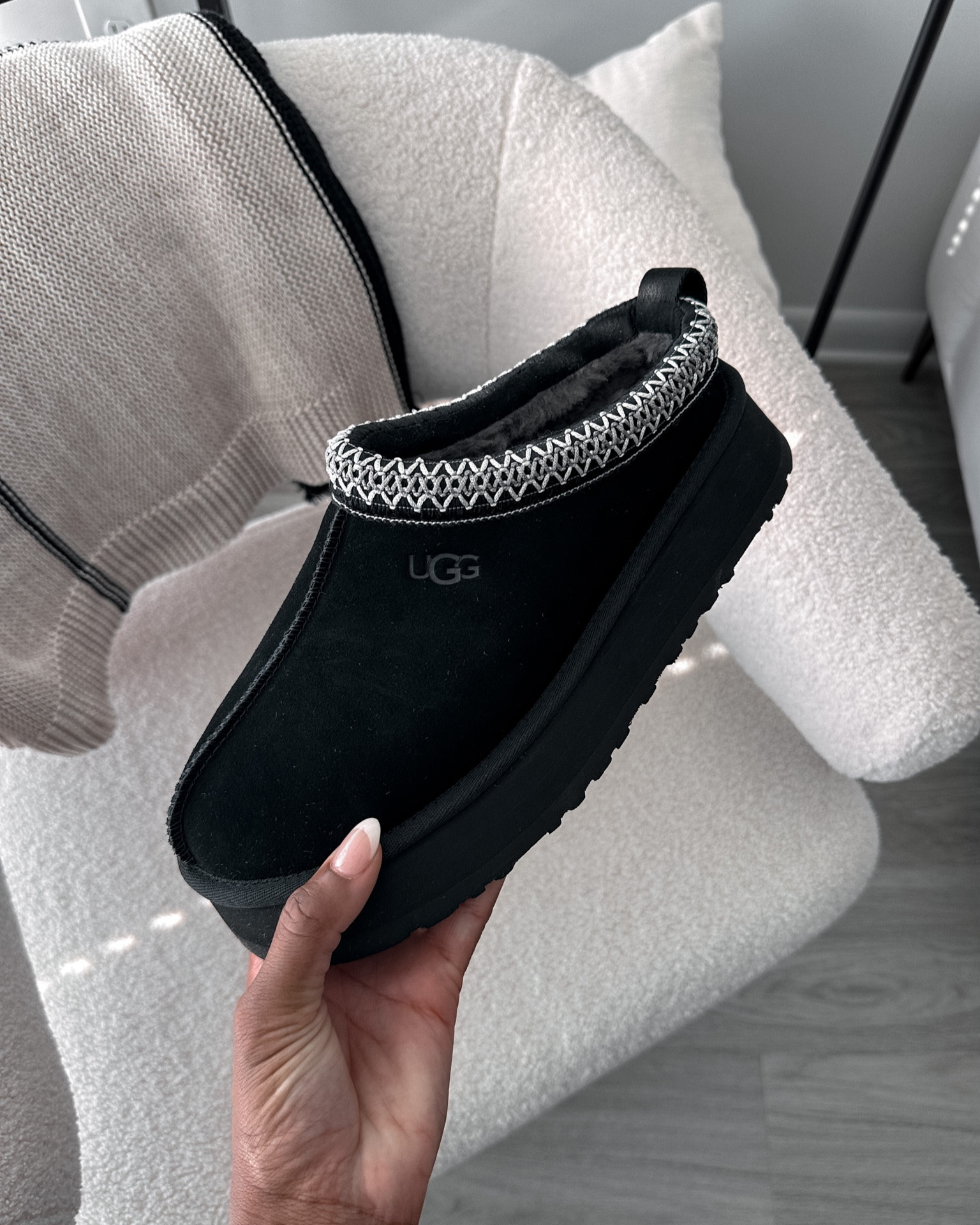 Cozy UGG slippers for fall! I’ve been wearing these on repeat! I suggest sizing up if you are in between sizes! #tazzugg #uggtazz


#LTKSeasonal #LTKshoecrush