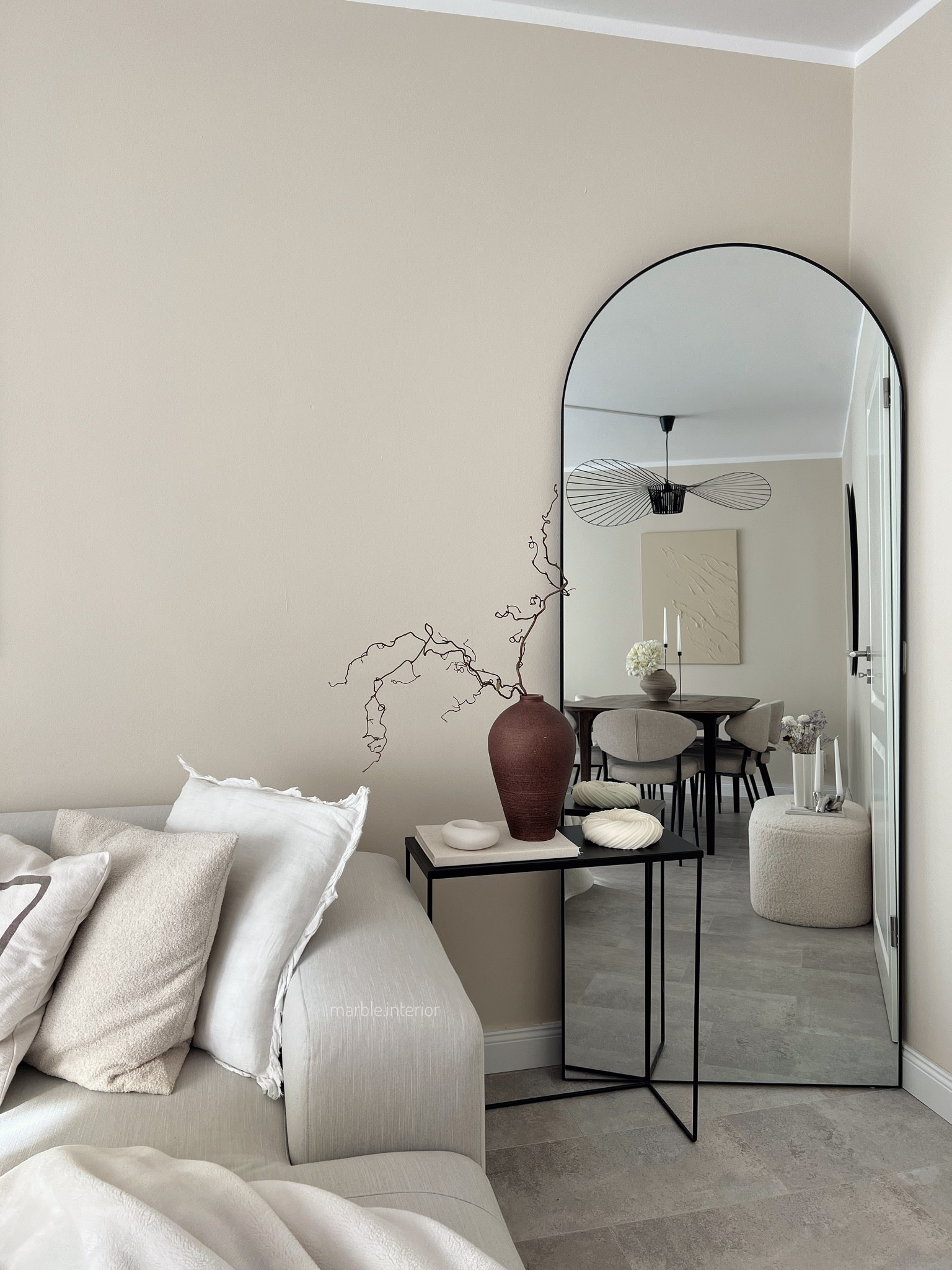 Deko interior Design Dekoration Konsolentisch entrywaydecor hallway Flur Wohnzimmer livingroom Spiegel mirror livingroomdecor livingroominspo Kissen pillow Vase vases blackinterior minimalinterior minimalism minimalismus homedecor Einrichtung Wohnung dekoidee beige white greige boucle neutral neutralhome wohnzimmerdeko 

#LTKeurope #LTKstyletip #LTKhome