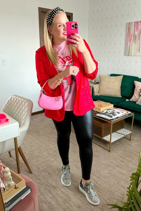 Living a good pink and red combo! Wearing xl in tee and blazer!