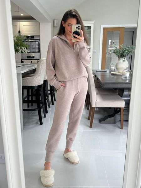 The softest, most comfortable loungewear ever 
I’m wearing a size xs in joggers & small in top 
