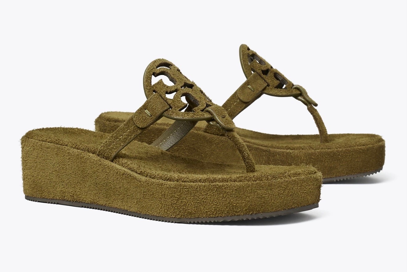 MILLER SUEDE WEDGE SANDAL

The iconic sandal with a cult following is updated with a comfortable wedge heel. Crafted in suede, the '90s-inspired lift offers an elevated and versatile style

#LTKSeasonal #LTKTravel #LTKspringtrends
