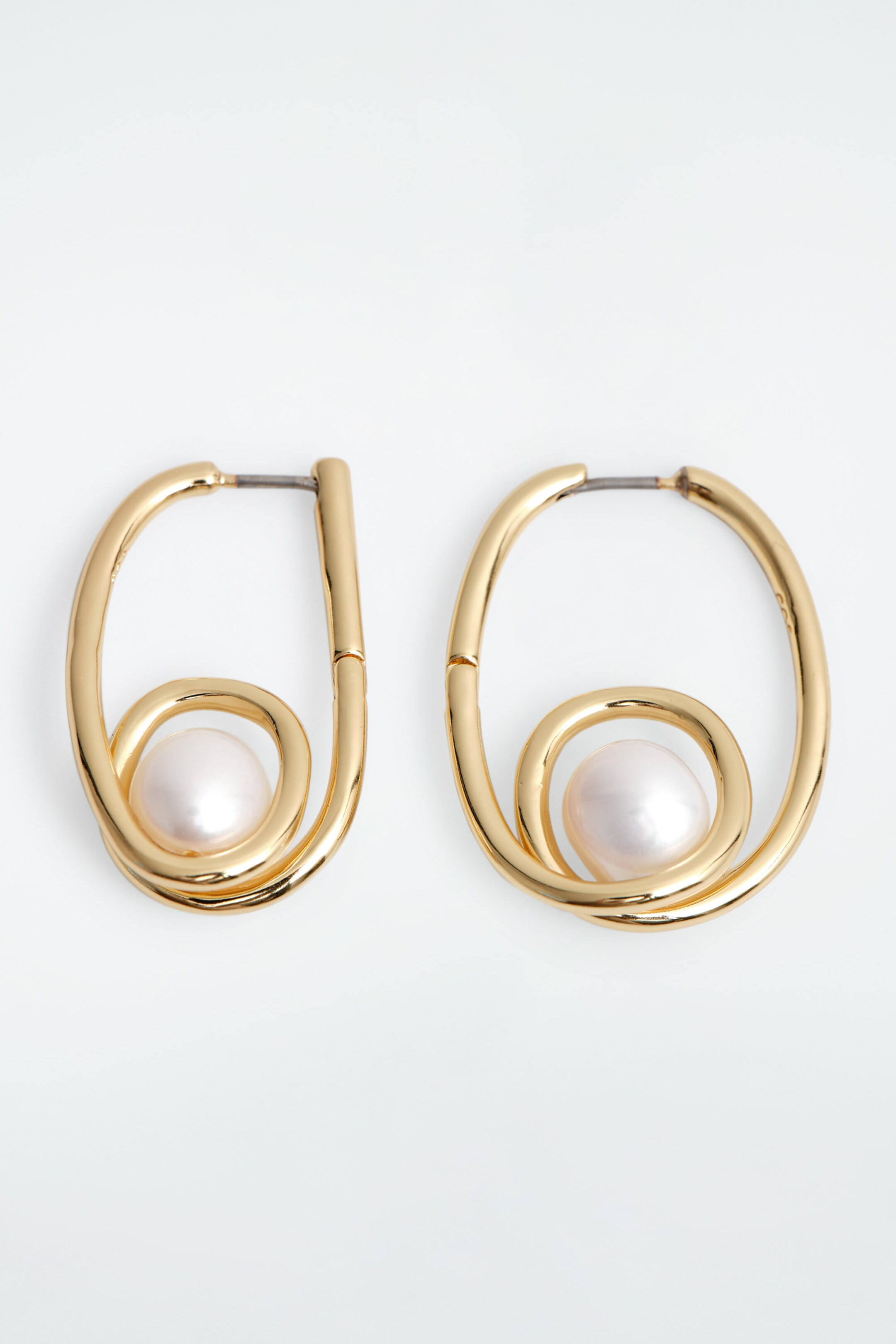 MISMATCHED COILED PEARL HOOP EARRINGS - GOLD | COS UK