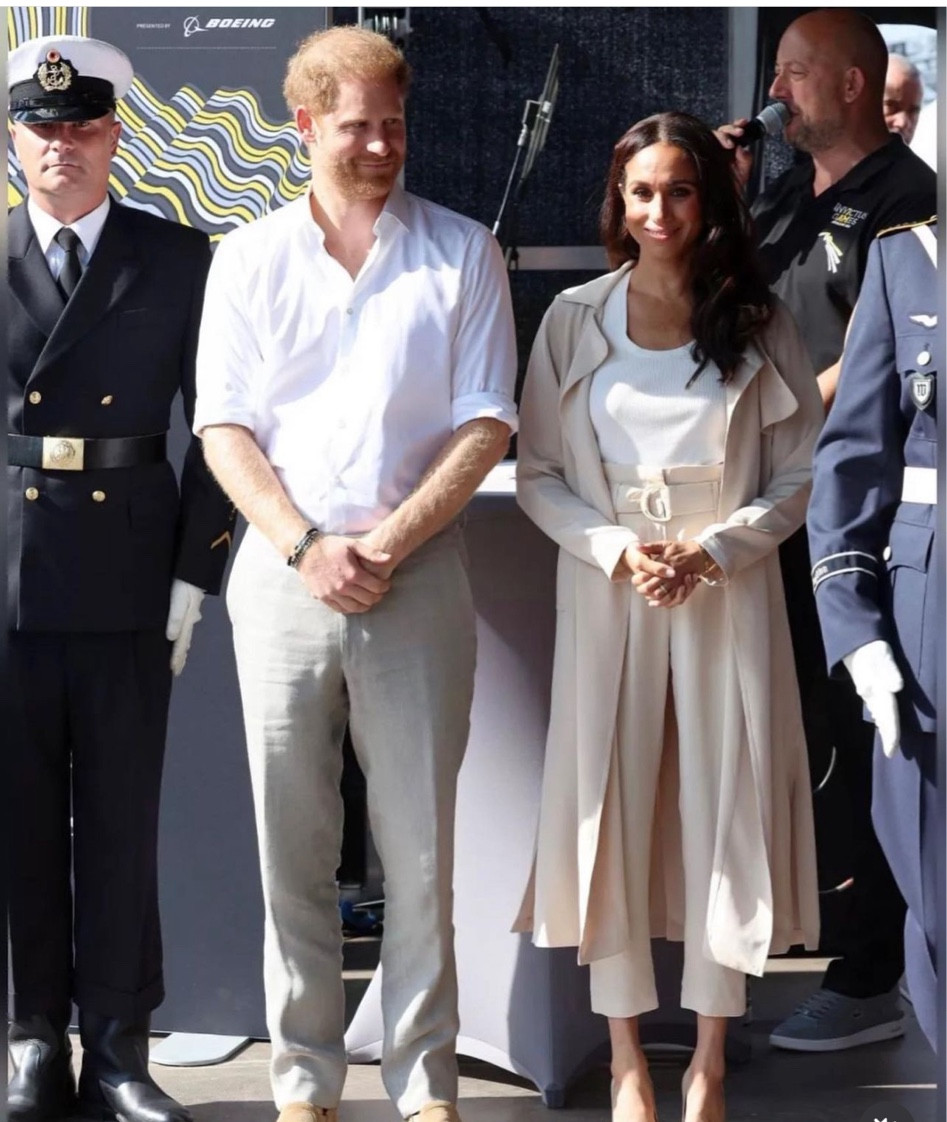 We’re loving that #MeghanMarkle wore one of her favorite brands, #Cuyana, to showcase their gorgeous #silk pieces as part of yet another tonal #fallstyle selection at the Invictus Games! 


#style #fashion #love #instagood #like #follow #photooftheday #photography #beautiful #instagram #model #art #picoftheday #beauty #smile #happy #instadaily #photo #me #cute #girl #ootd #bhfyp #followme #myself #likeforlikes #life #nature #moda #fashionblogger

#LTKover40 #LTKstyletip #LTKworkwear