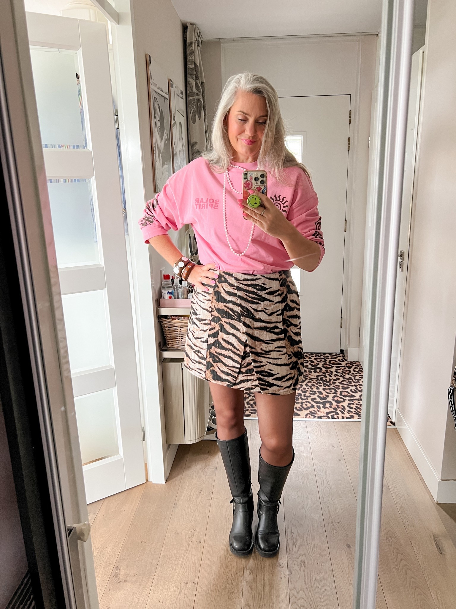 OOTD - Woensdag. Roze long sleeve met print (M), parelkettingen (van de kringloop), tijgerprint rokje (https://wehkamp-nl.mtpc.se/6085350, xl), bruine panty (https://hema-nl.mtpc.se/6093124), zwarte hoge biker boots zijn oudjes van Van Haren. 



#LTKnederlands #LTKeurope #LTKmidsize