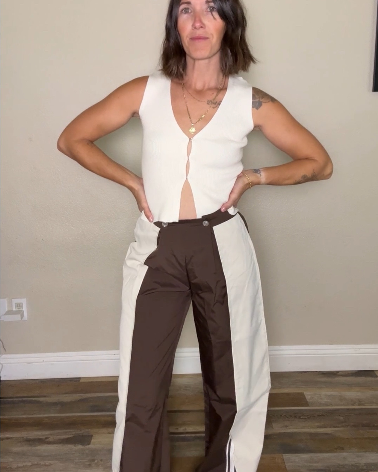 These color block pants are living rent-free in my head 🤍🖤
That lightweight windbreaker-style material is EVERYTHING — breezy, comfy, and so flattering.

✨ Perfect for:
• travel days & airport outfits
• errands + mom life on the go
• casual date nights or brunch
• spring/summer walks
• days you want to look put-together without trying

They move with you, don’t cling, and give that effortless sporty-chic vibe I’m always chasing.

🛍 Linked on LTK — tap to shop before they sell out.

#ltkfinds #ltkootd #colorblockpants #momstyle #comfortablefashion #springoutfits #effortlessstyle #athleisurewear

#LTKootd #LTKTravel #LTKPetite