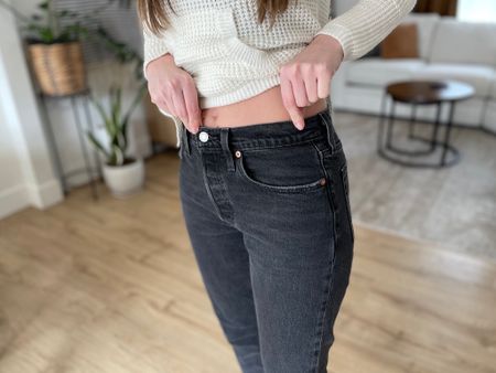 Emily is also loving the Levi’s 501 button fly jeans from Amazon! She now has two pairs! 🙌🤑 She’s wearing a size 27 in these which is her normal size. 