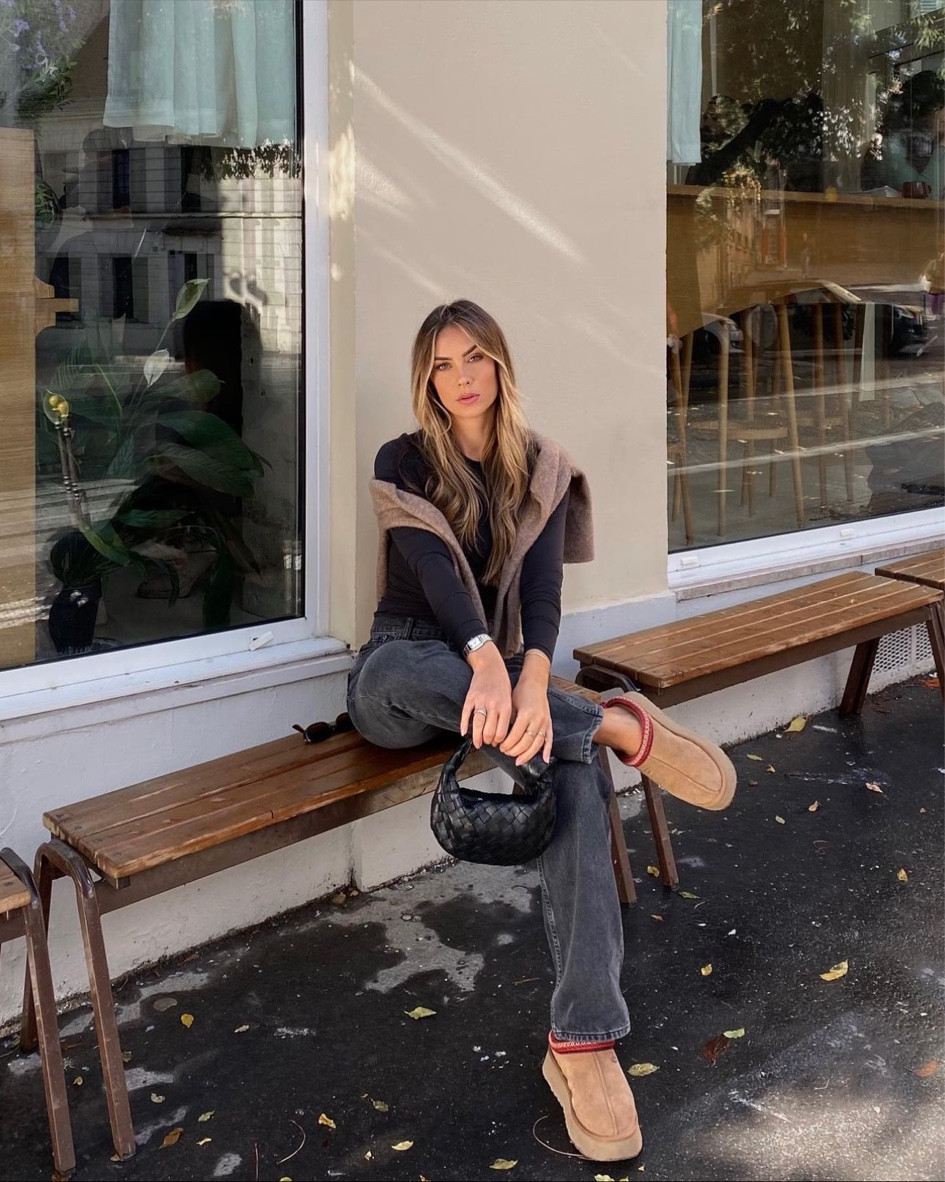Fall fit 

jeans gris, jeans baggy gris foncé, top Skims noir, top manches longues près du corps, UGG Tasman, sac Jodie teen en cuir noir, mini sac en cuir noir 

#LTKstyletip #LTKshoecrush #LTKitbag